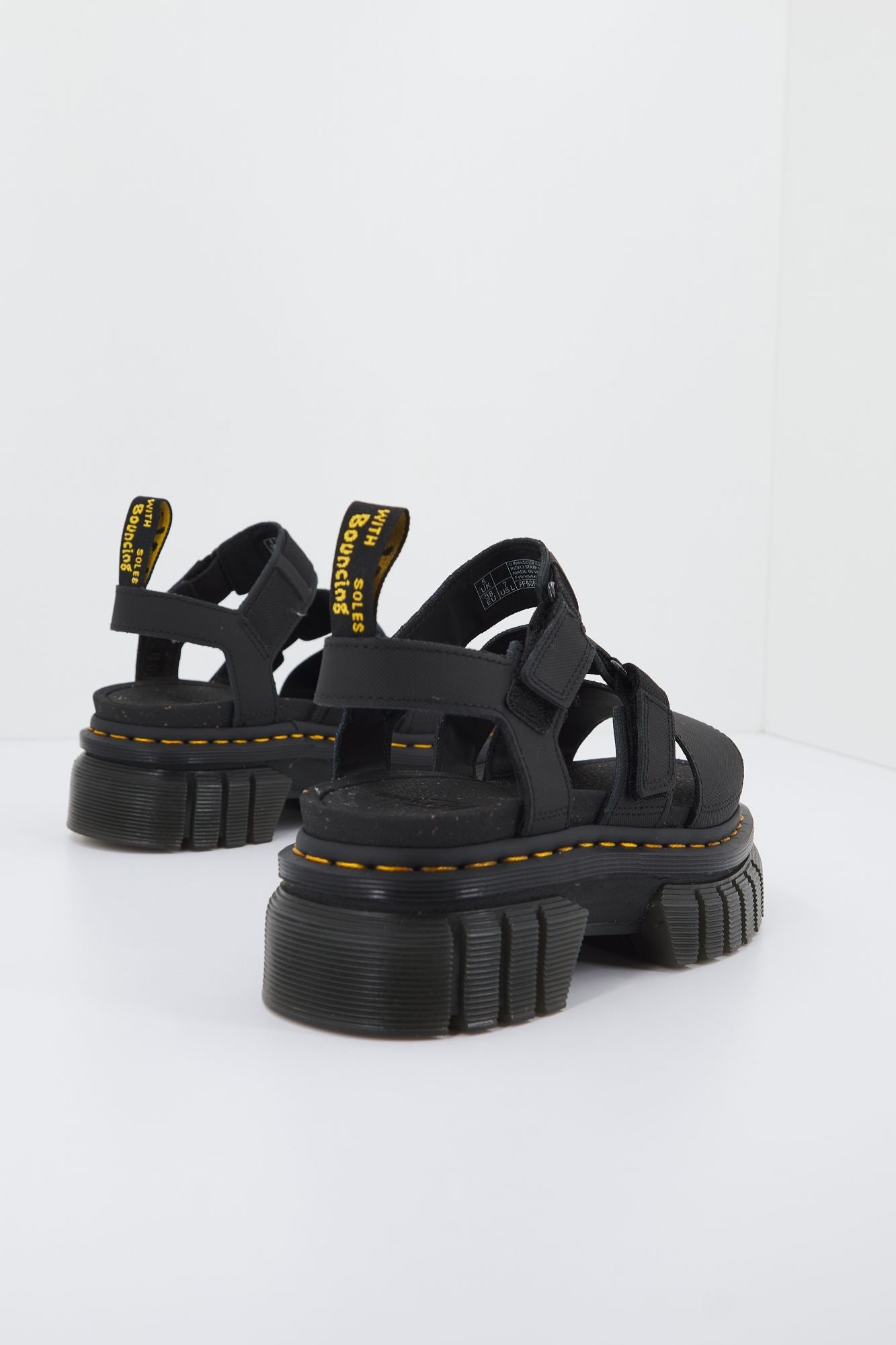 DR. MARTENS RICKI 3 STRAP SANDAL TOU en color NEGRO (3)