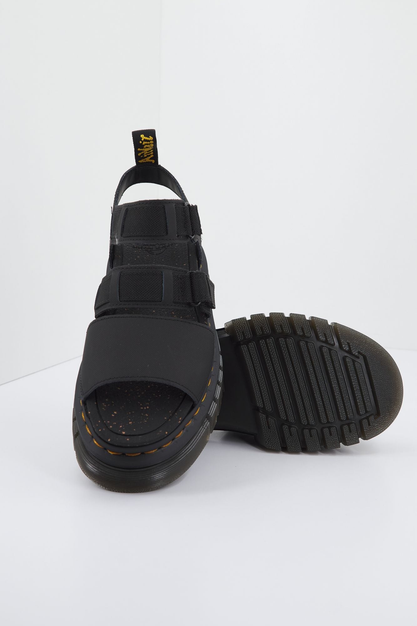 DR. MARTENS RICKI 3 STRAP SANDAL TOU en color NEGRO (4)