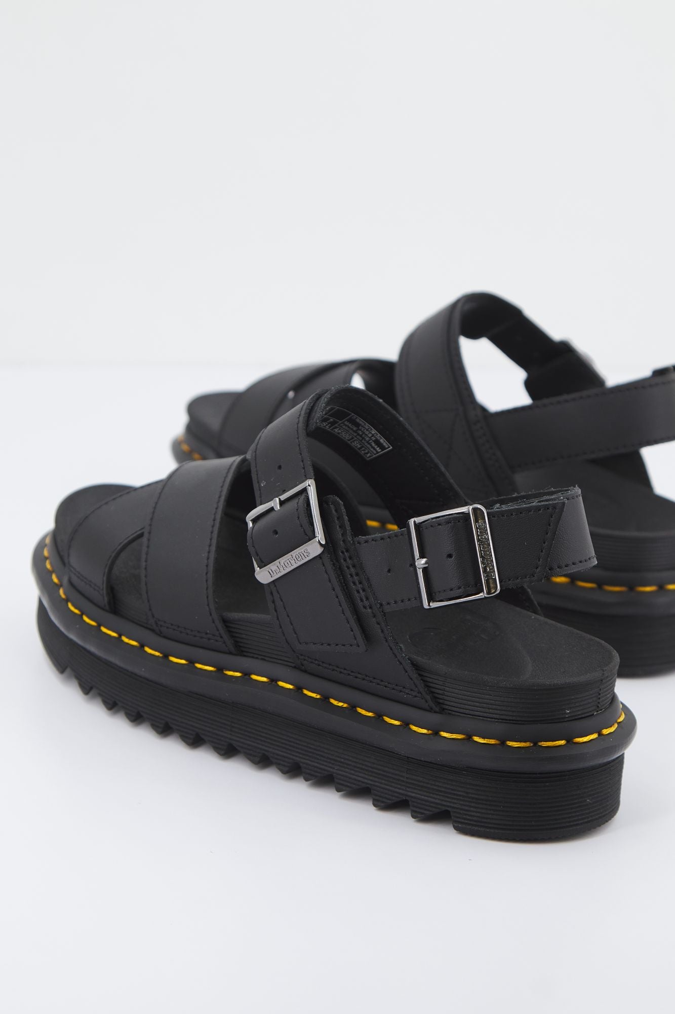 DR. MARTENS VOSS II HYDRO en color NEGRO (3)