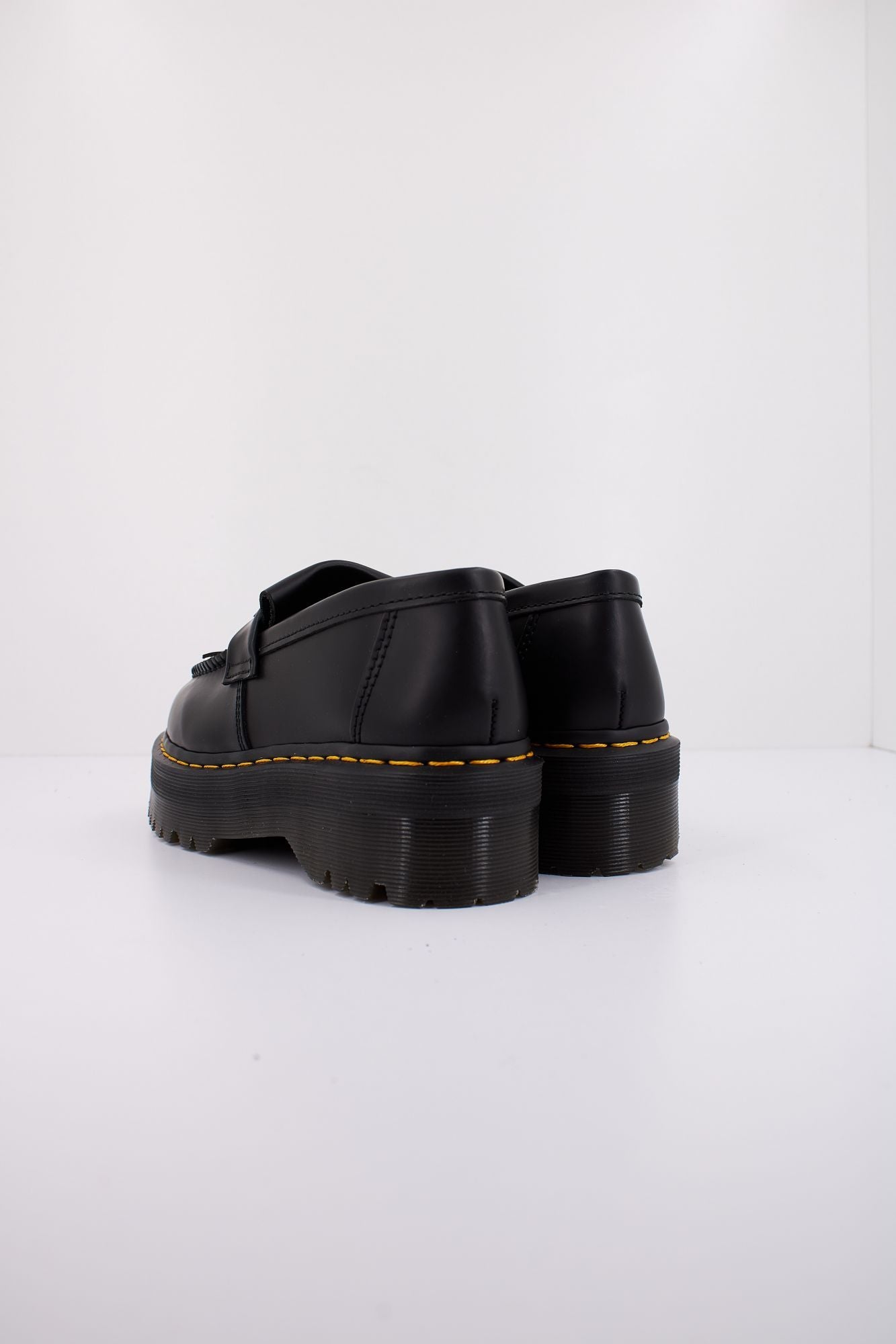 DR. MARTENS ADRIAN QUAD en color NEGRO (4)