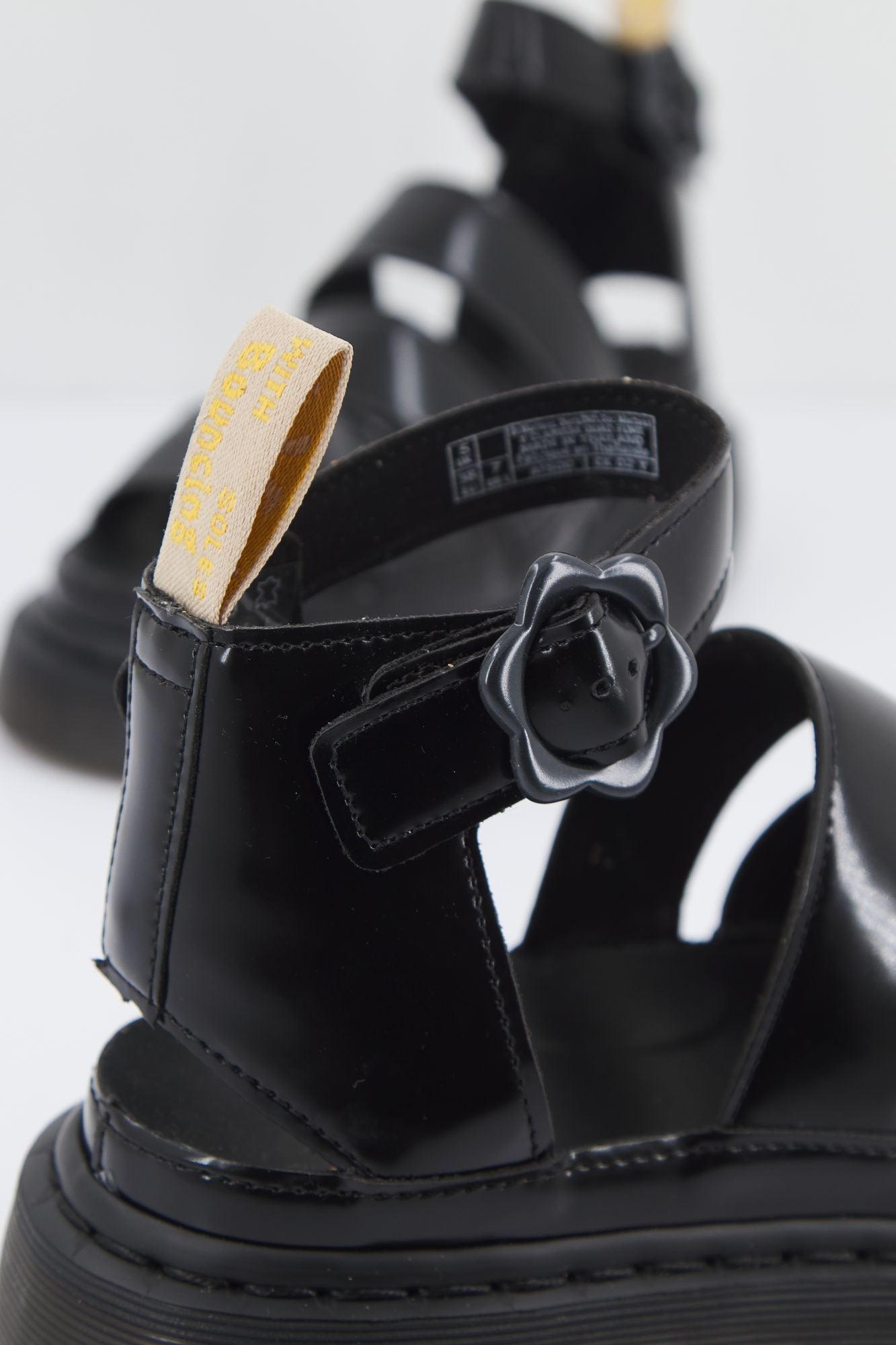 DR. MARTENS V CLARISSA QUAD FLWR en color NEGRO (4)