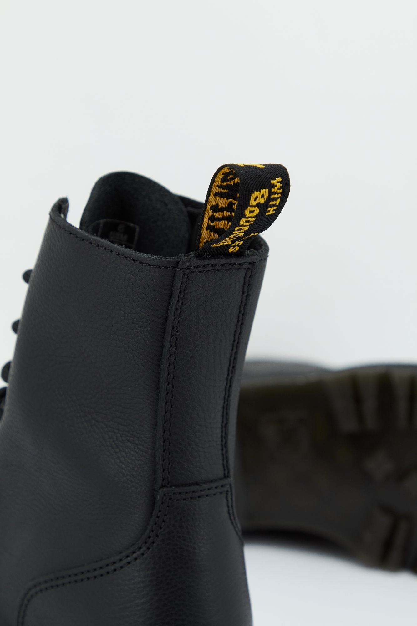 DR. MARTENS JADON III en color NEGRO (4)