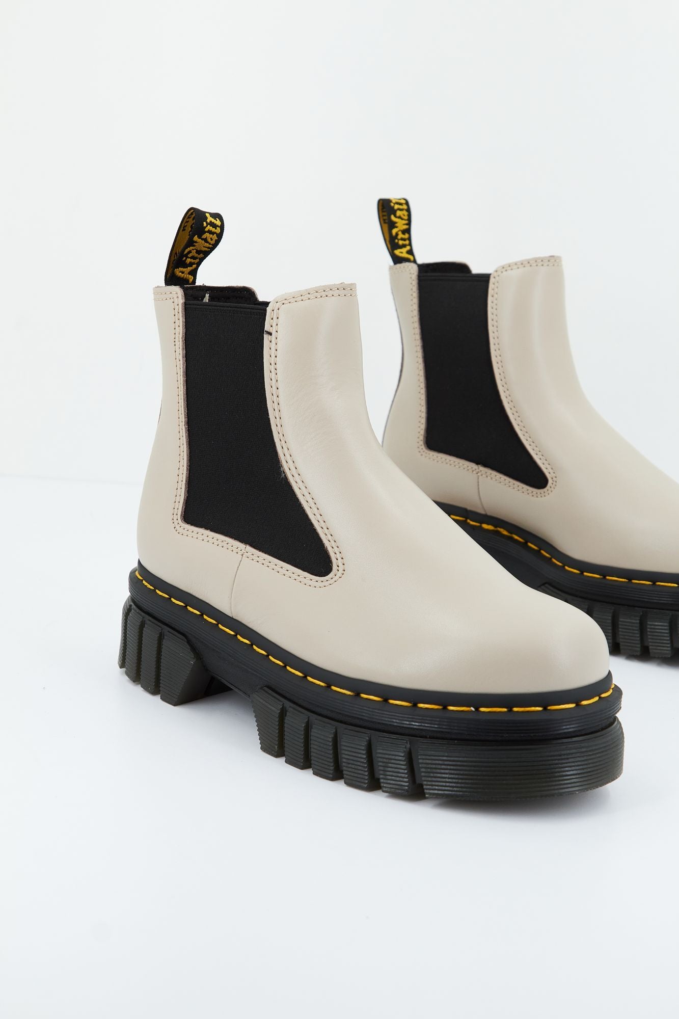 DR. MARTENS AUDRICK CHELSEA en color BEIS (1)