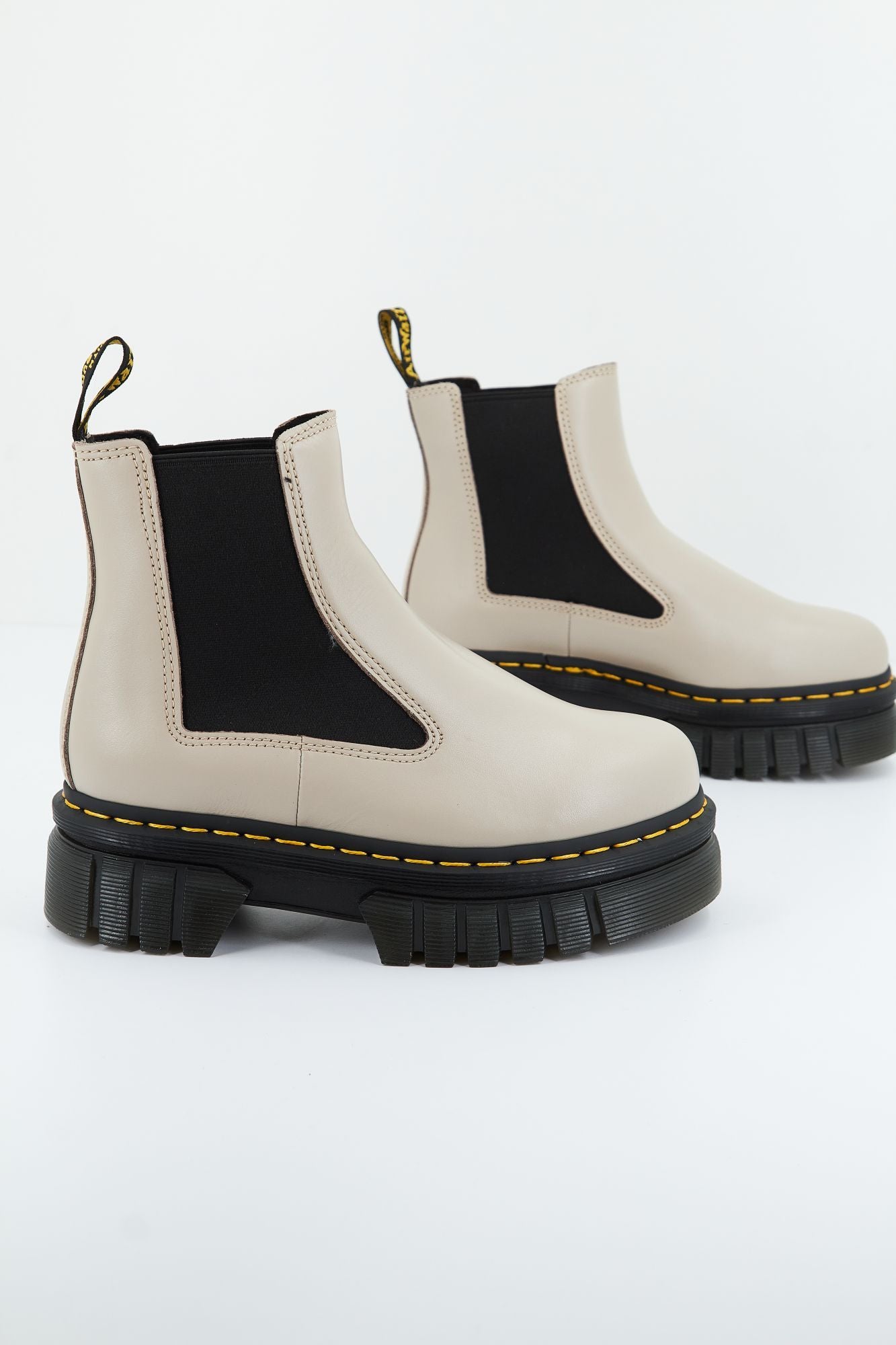 DR. MARTENS AUDRICK CHELSEA en color BEIS (2)