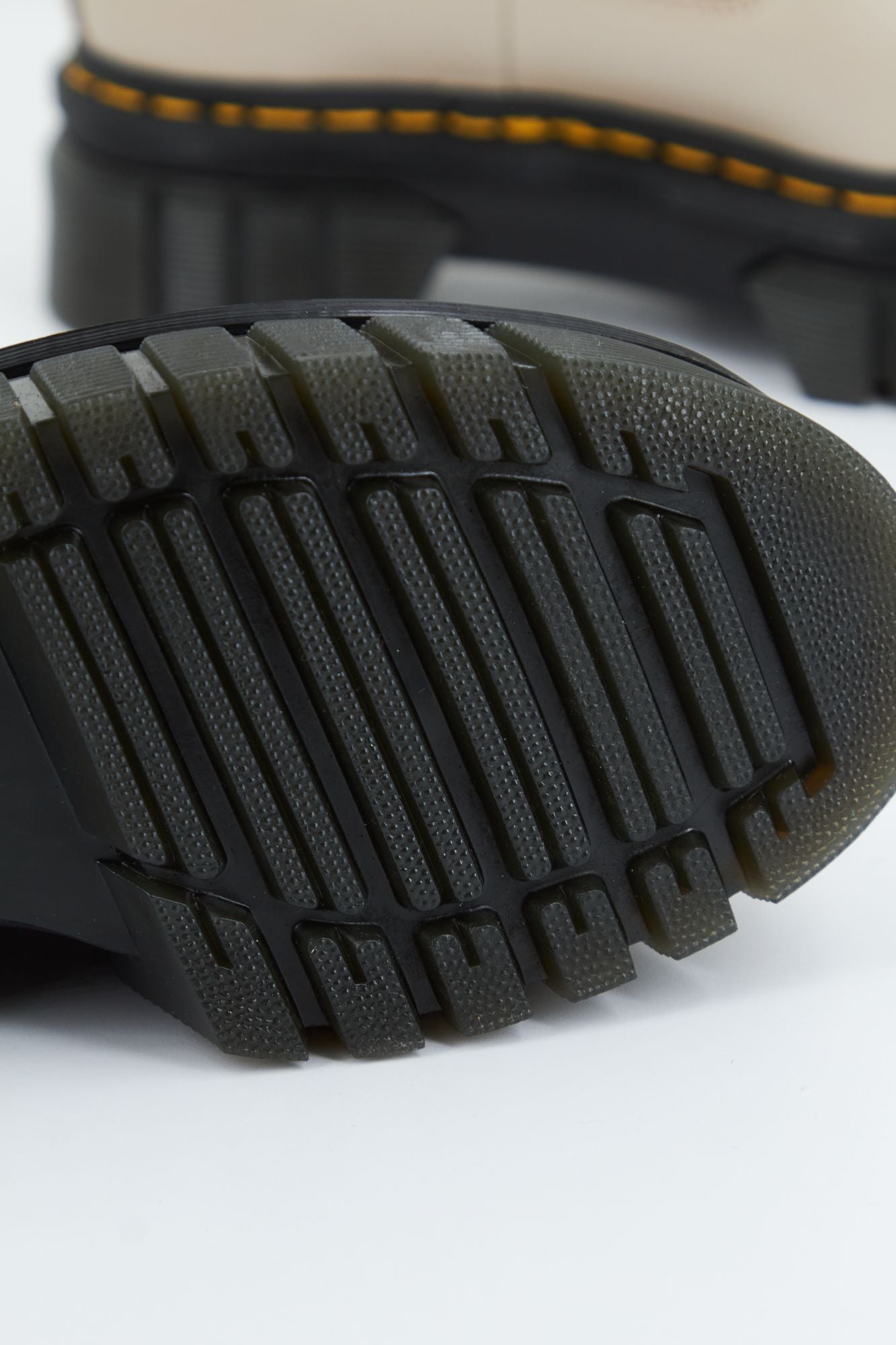 DR. MARTENS AUDRICK CHELSEA en color BEIS (3)