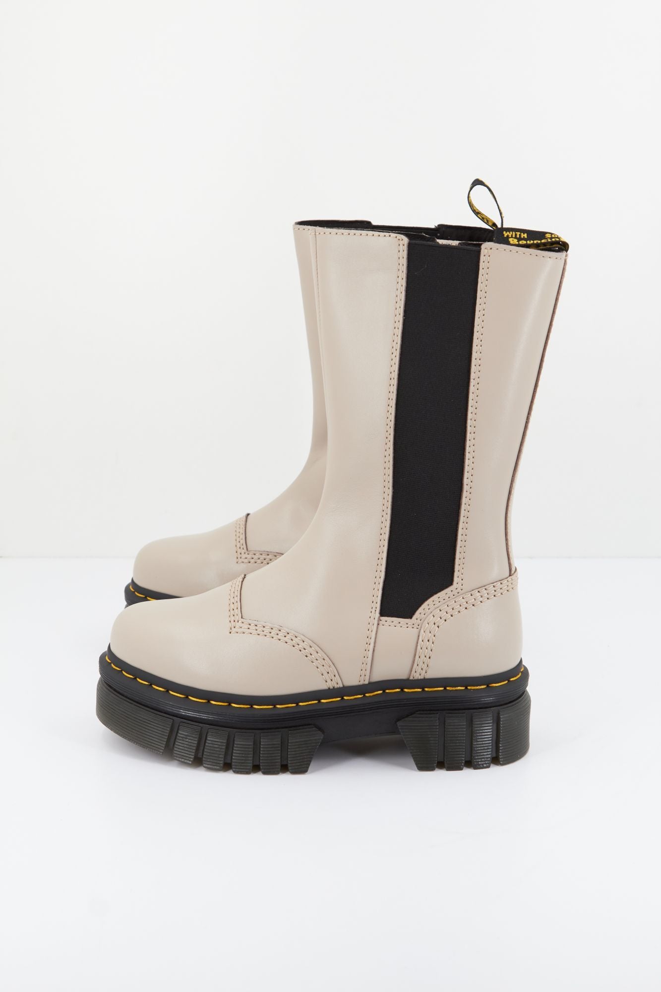 DR. MARTENS AUDRICK CHELSEA TALL en color MARRON (1)