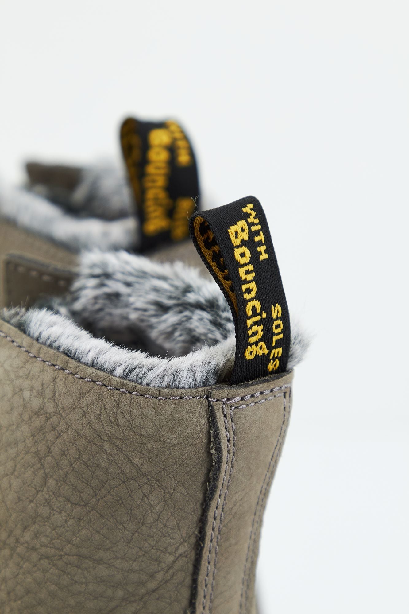 DR. MARTENS 1460 SERENA en color GRIS (4)