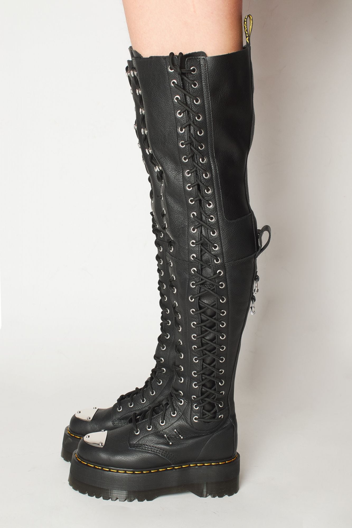 DR. MARTENS 28I XTRM MAX en color NEGRO (1)