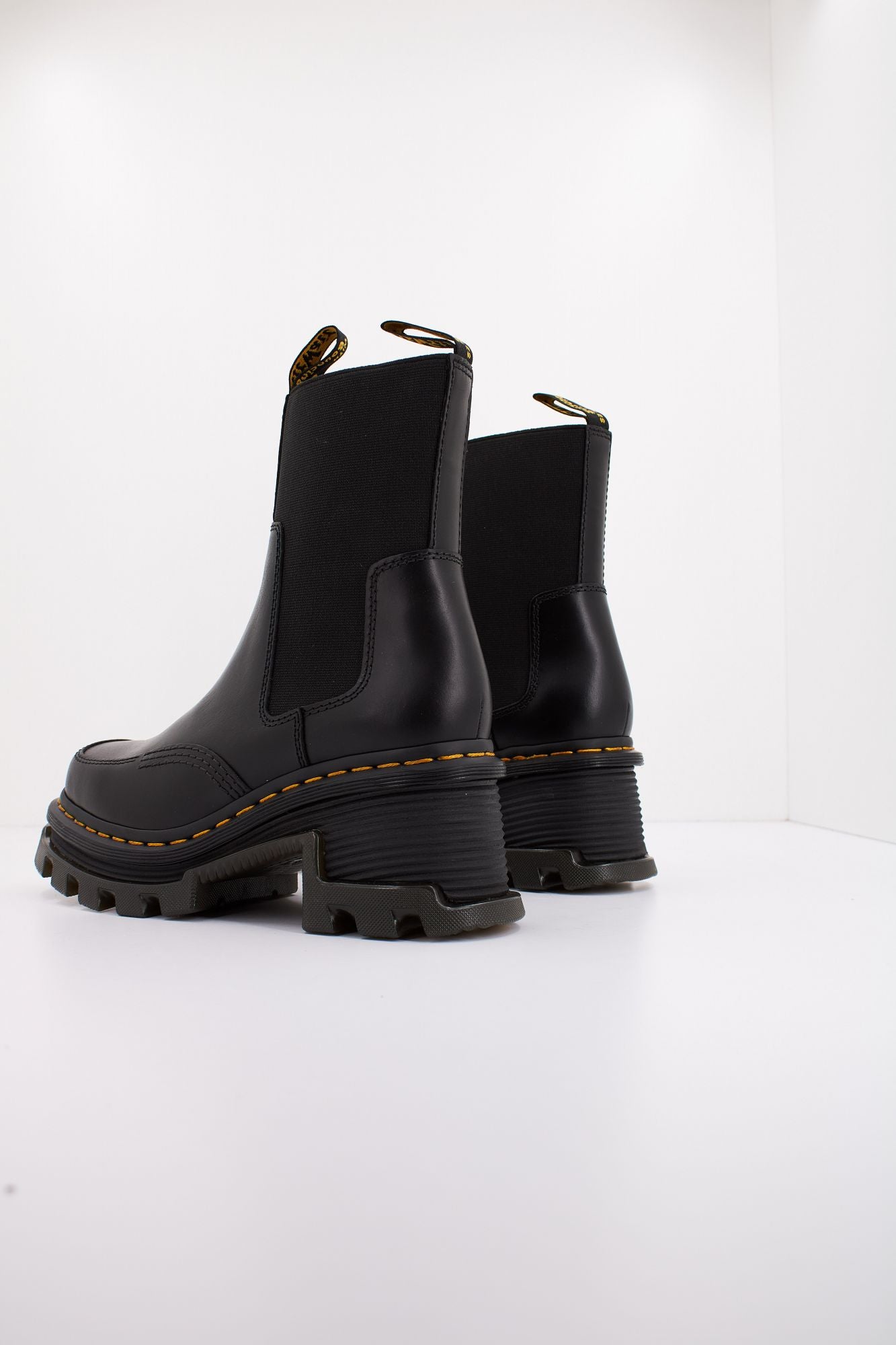 DR. MARTENS CORRAN CHELSEA en color NEGRO (3)