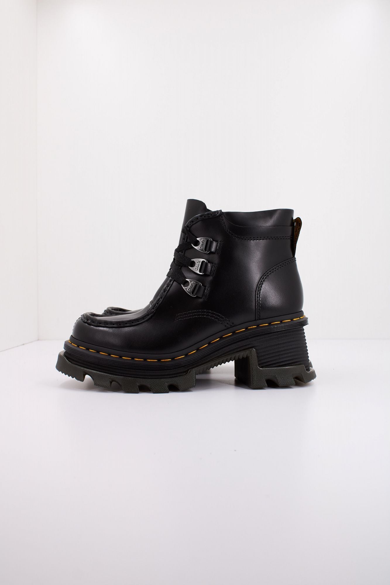 DR. MARTENS CORRAN 3I en color NEGRO (1)