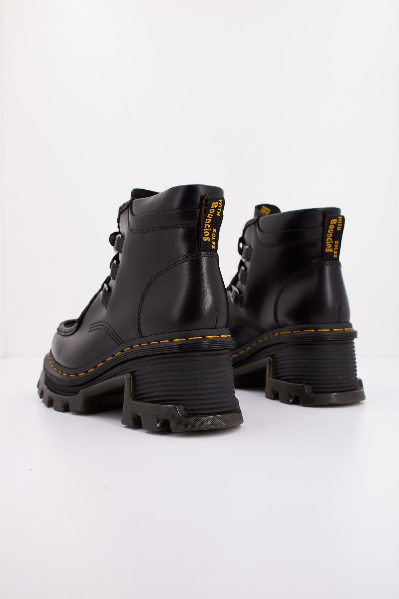 DR. MARTENS CORRAN 3I en color NEGRO (4)