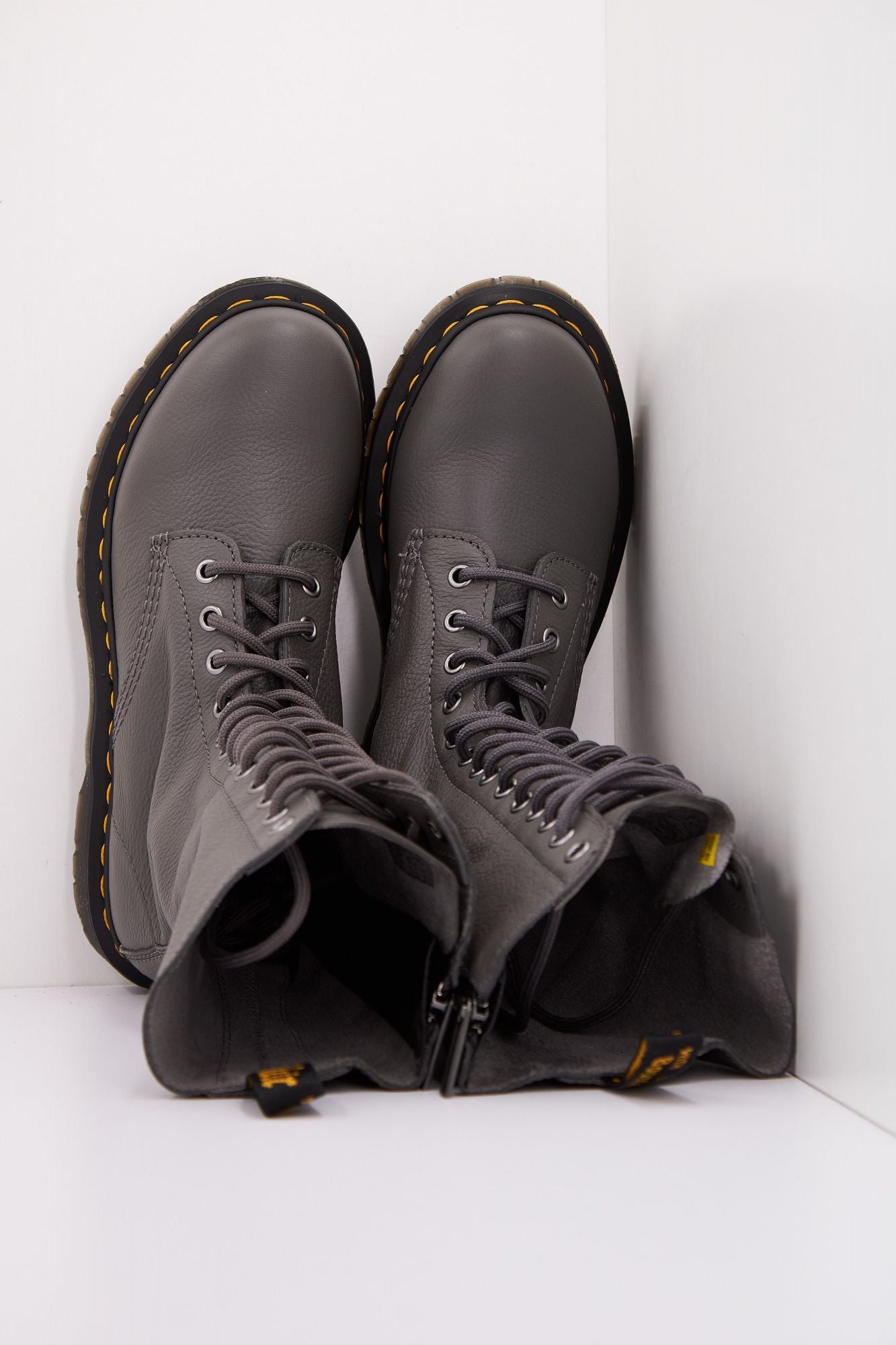 DR. MARTENS 1B99 en color GRIS (3)