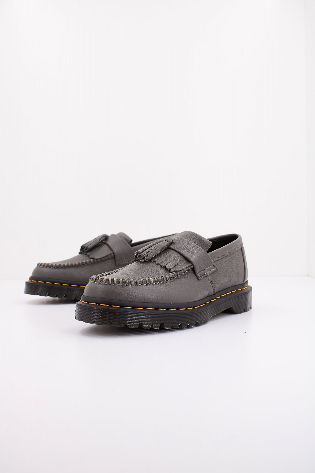 DR. MARTENS ADRIAN en color GRIS (2)