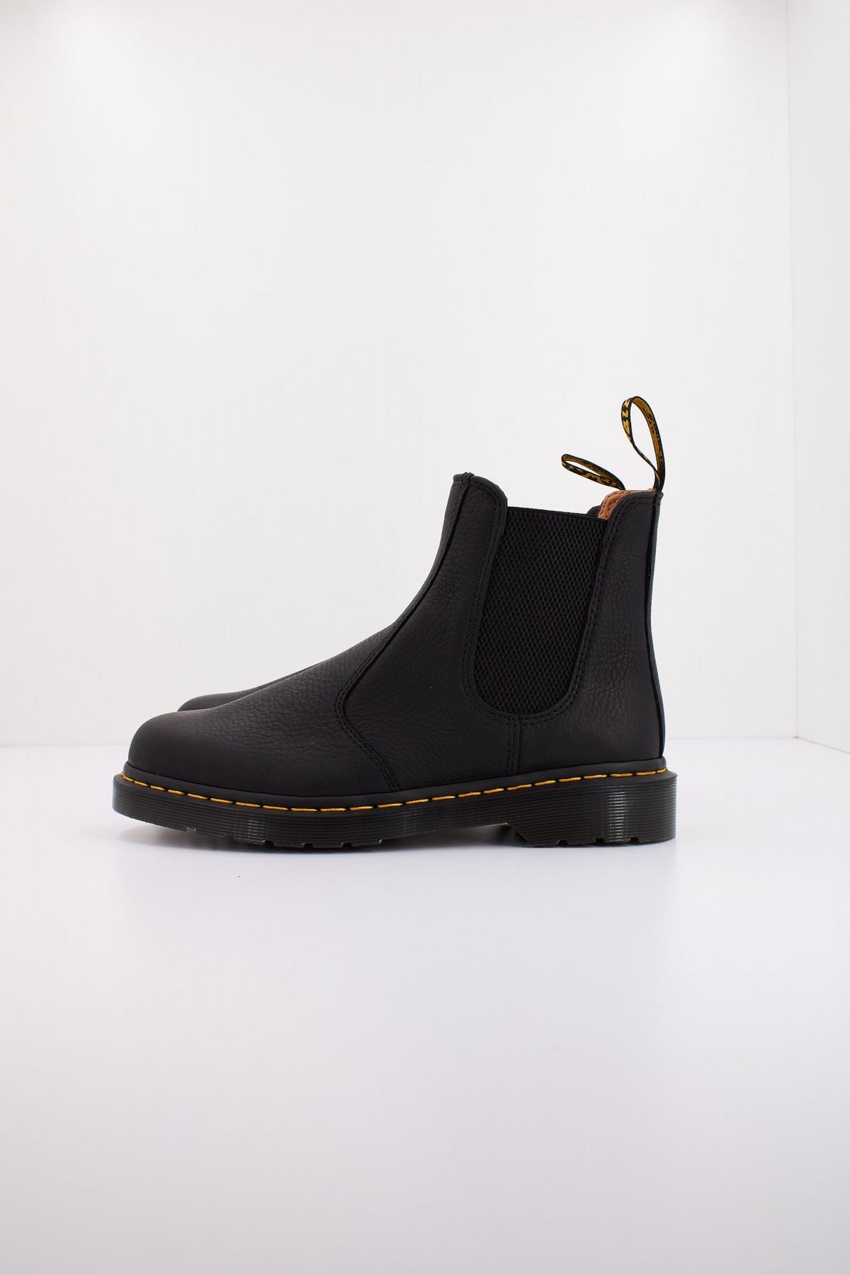 DR. MARTENS 2976 Chelsea Ambassador en color NEGRO (1)