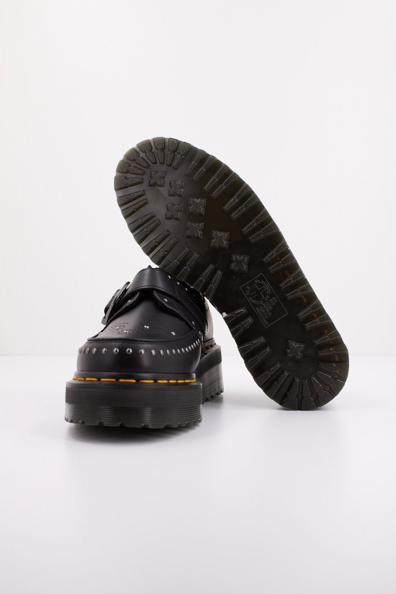 DR. MARTENS RAMSEY QUAD STUD en color NEGRO (5)
