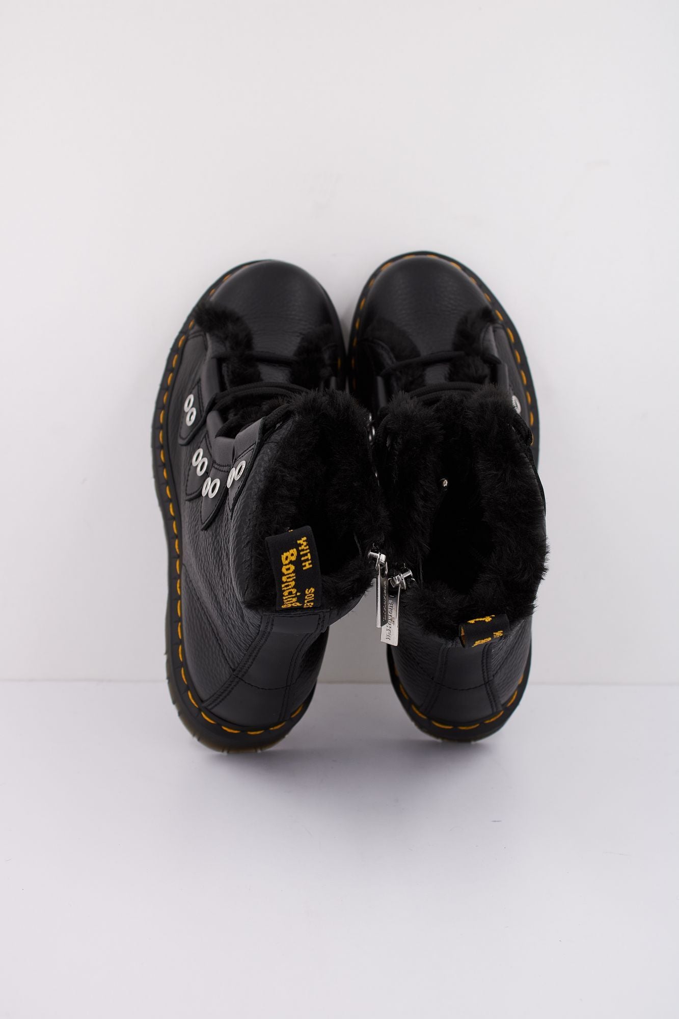 DR. MARTENS WANAMA en color NEGRO (3)