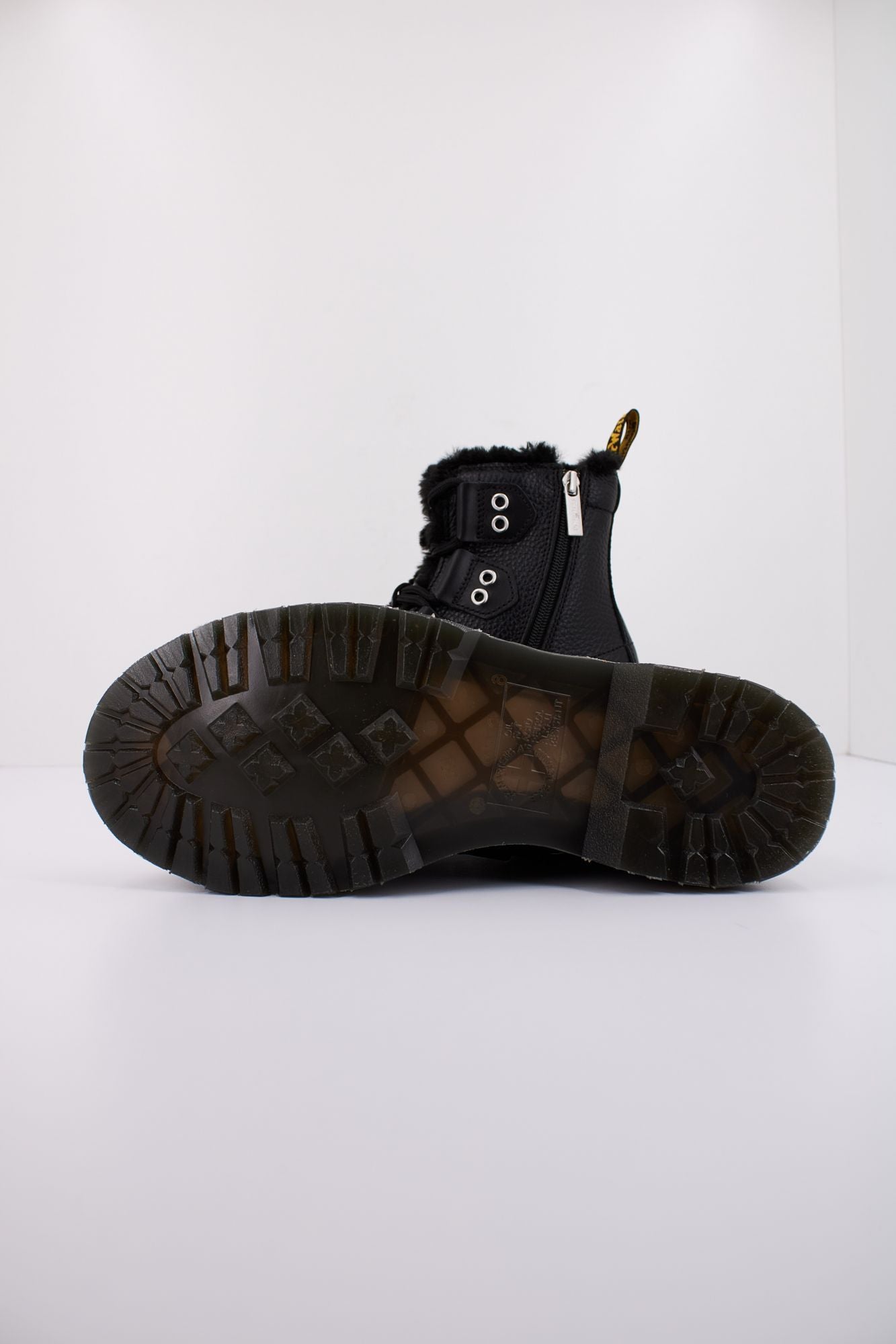 DR. MARTENS WANAMA en color NEGRO (5)