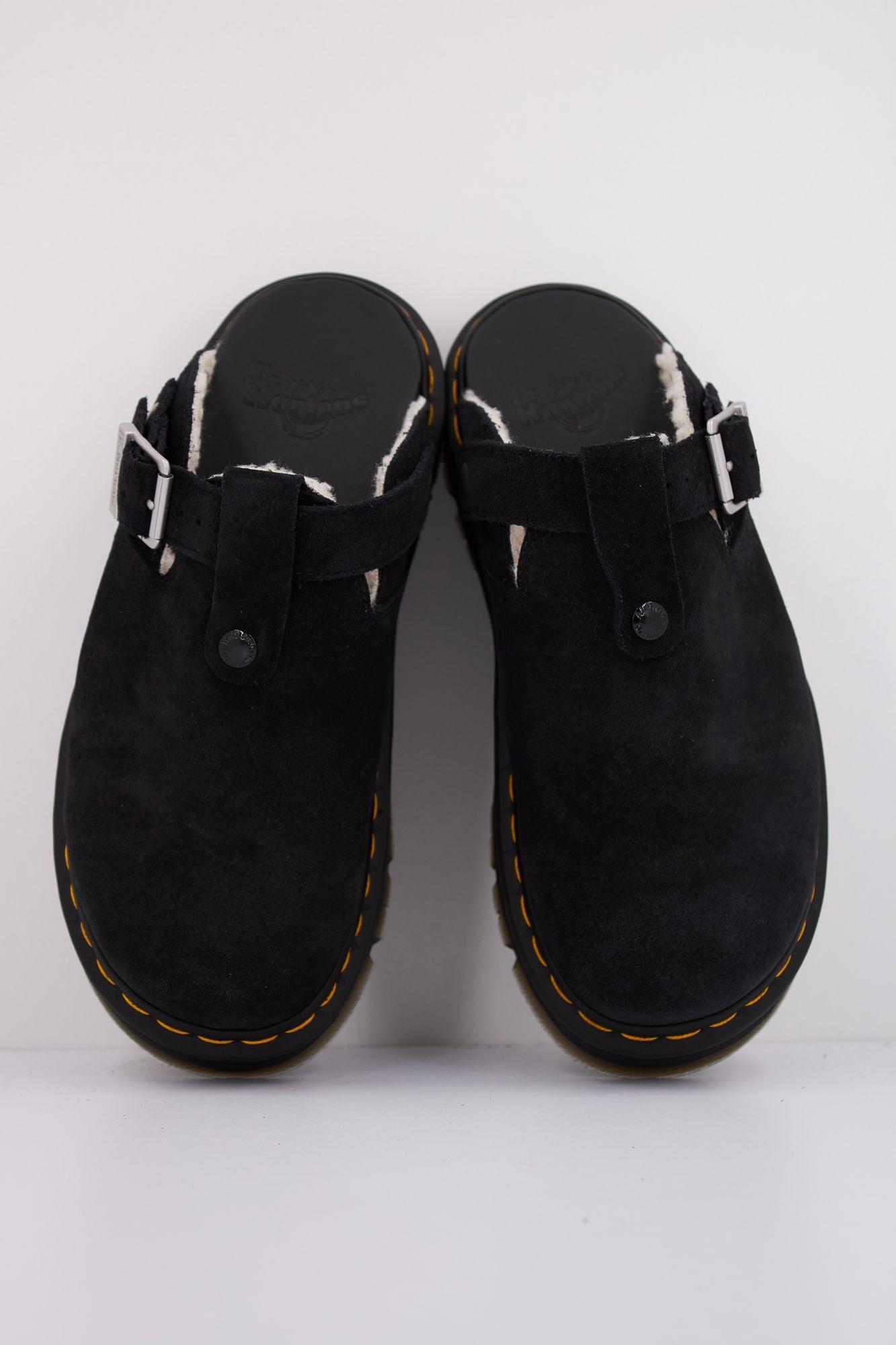 DR. MARTENS ZEBZAG MULE WL en color NEGRO (3)