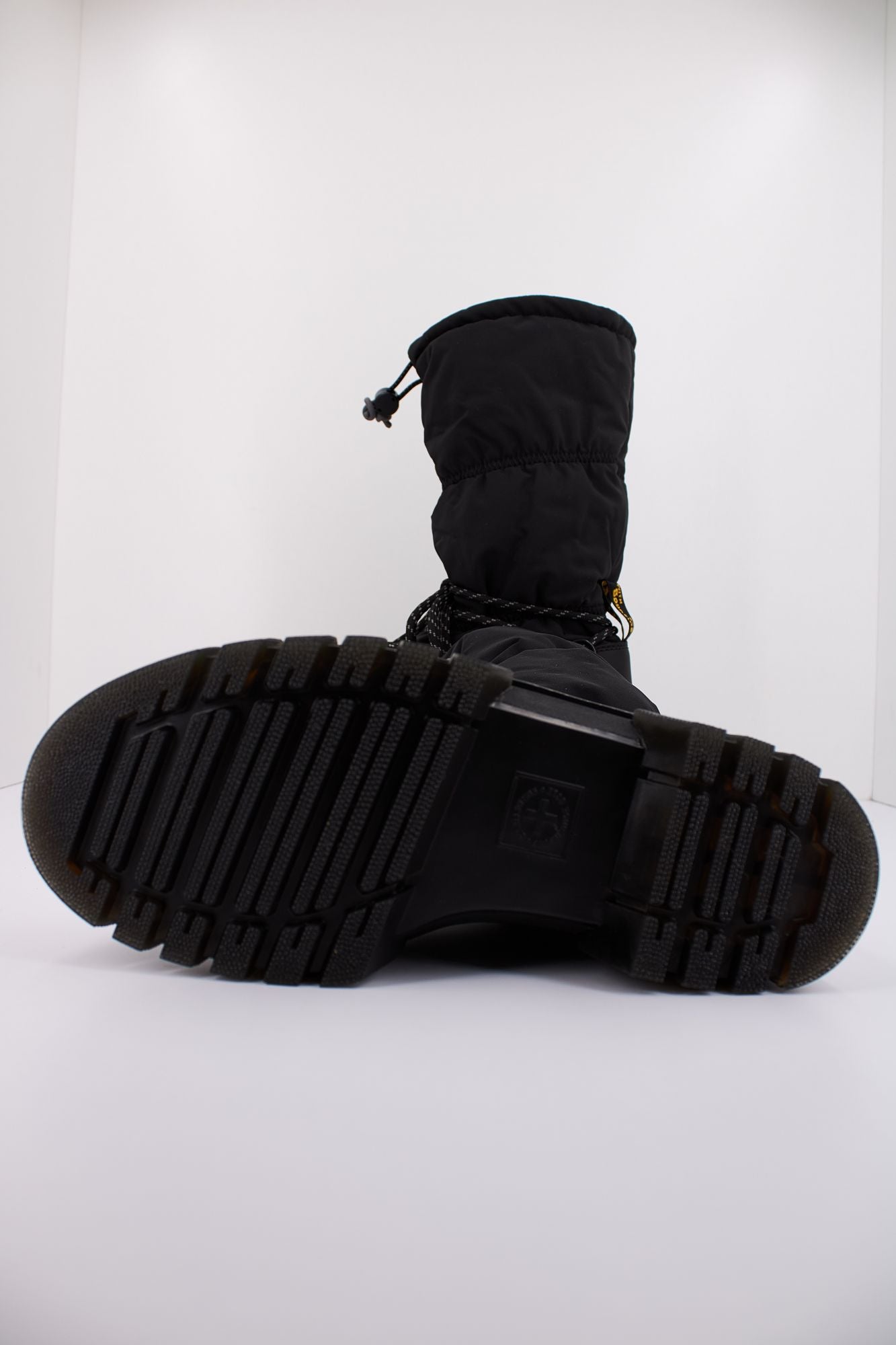 DR. MARTENS AUDRICK PADDED HI en color NEGRO (5)