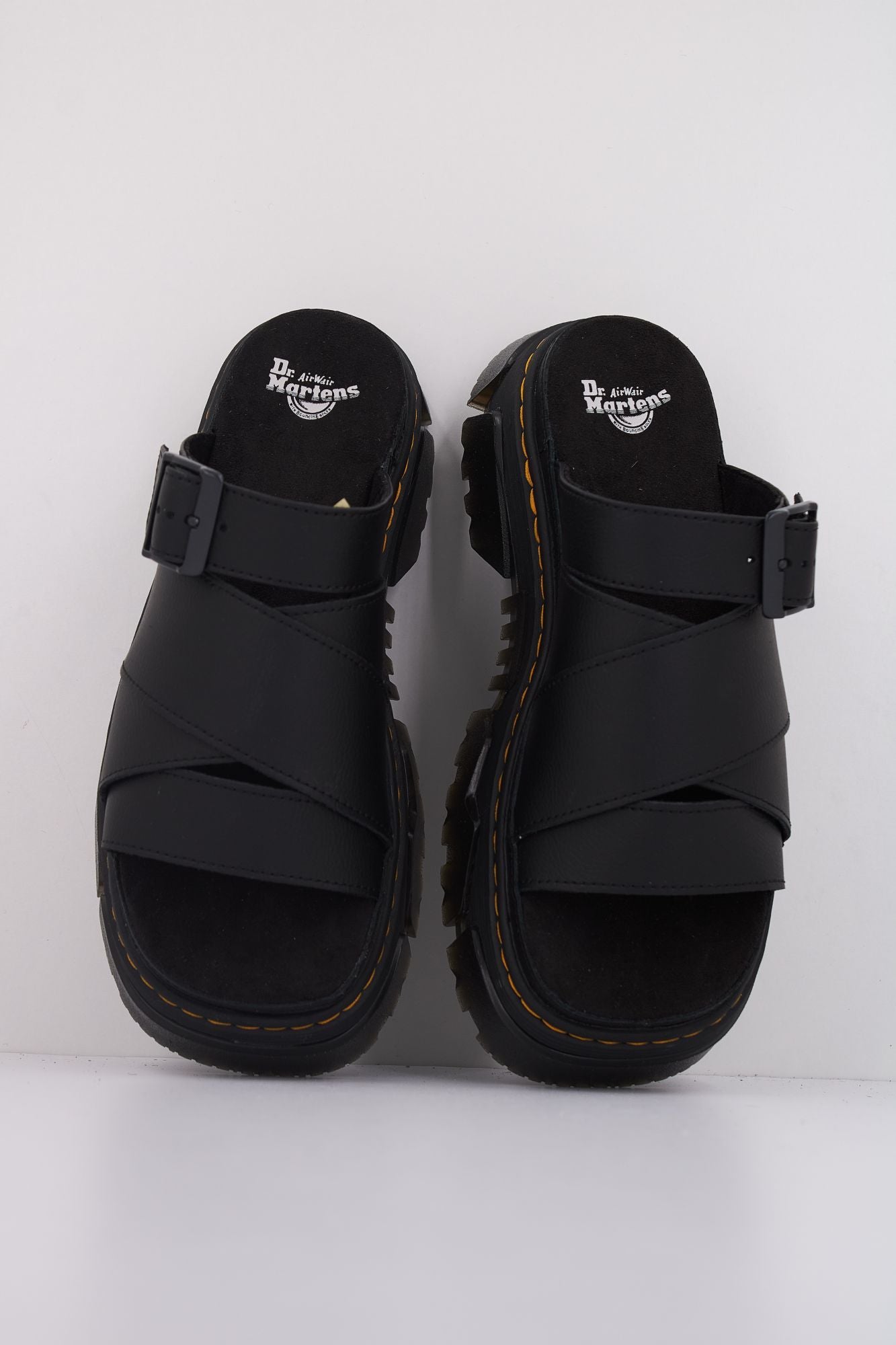 DR. MARTENS MATTISON SLIDE en color NEGRO (3)