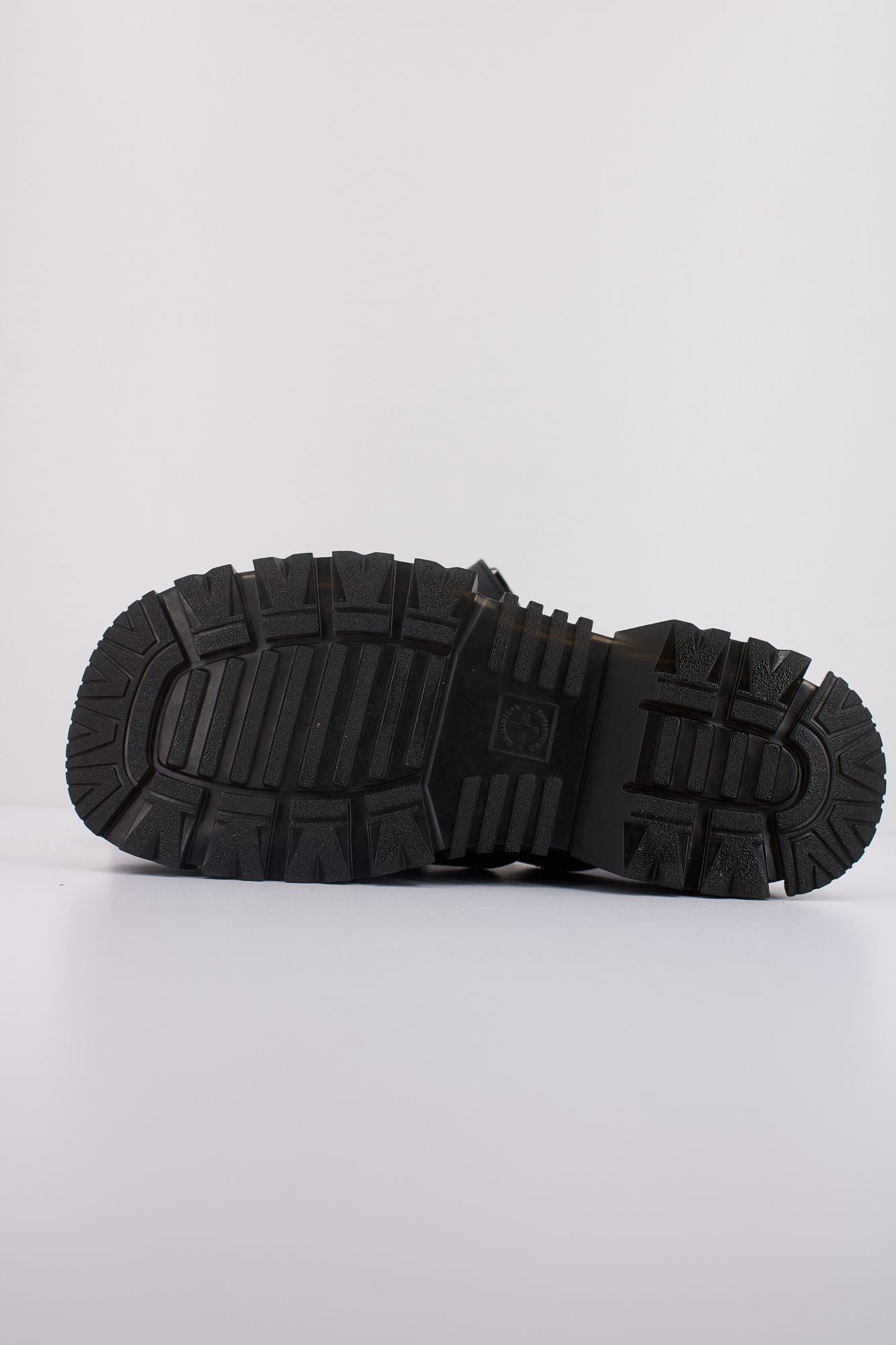 DR. MARTENS MATTISON SLIDE en color NEGRO (5)