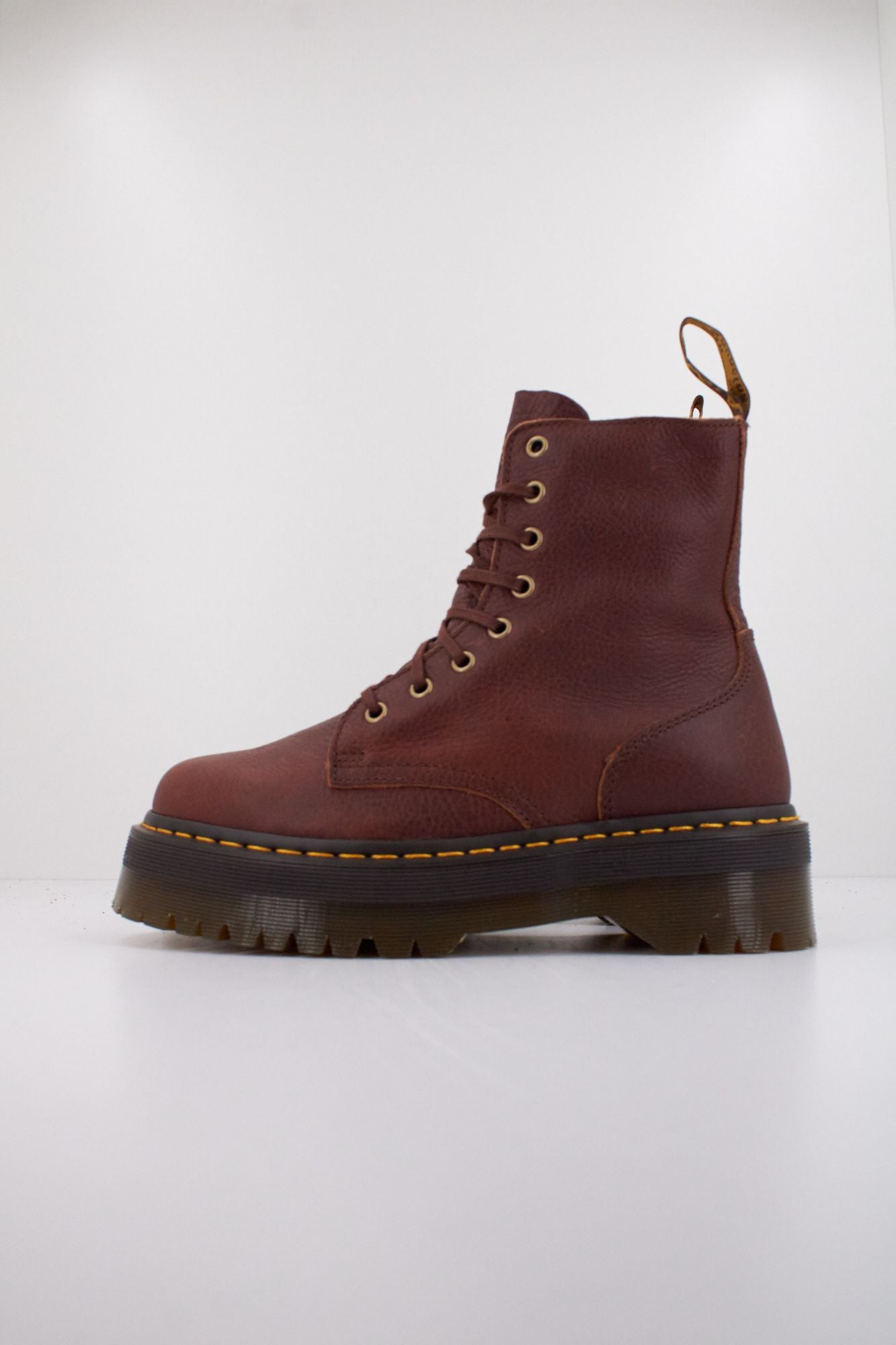 DR. MARTENS JADON en color MARRON (1)