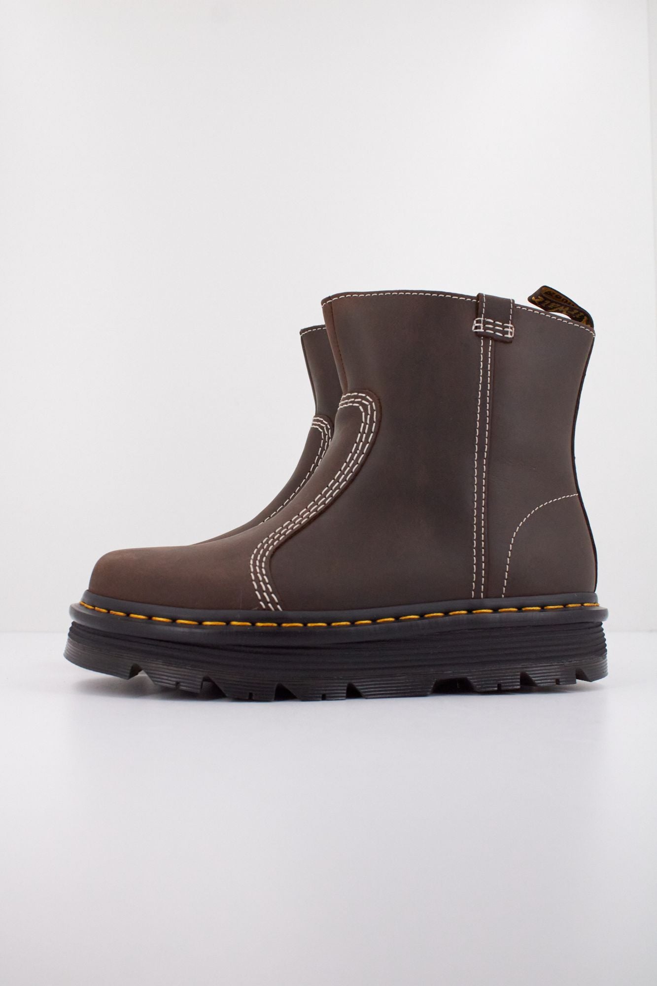 DR. MARTENS ZEBZAG RIGGER en color MARRON (1)