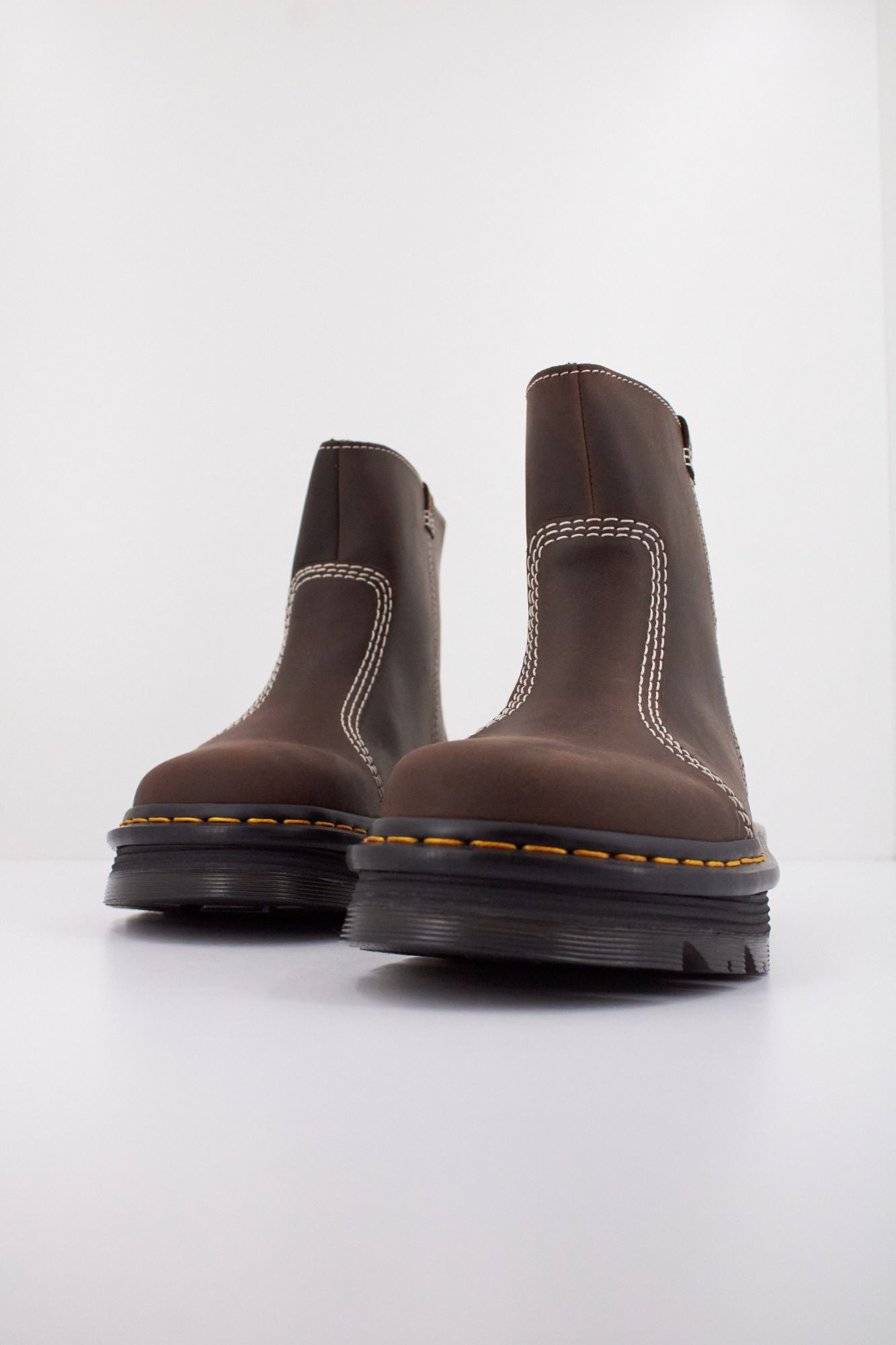 DR. MARTENS ZEBZAG RIGGER en color MARRON (2)