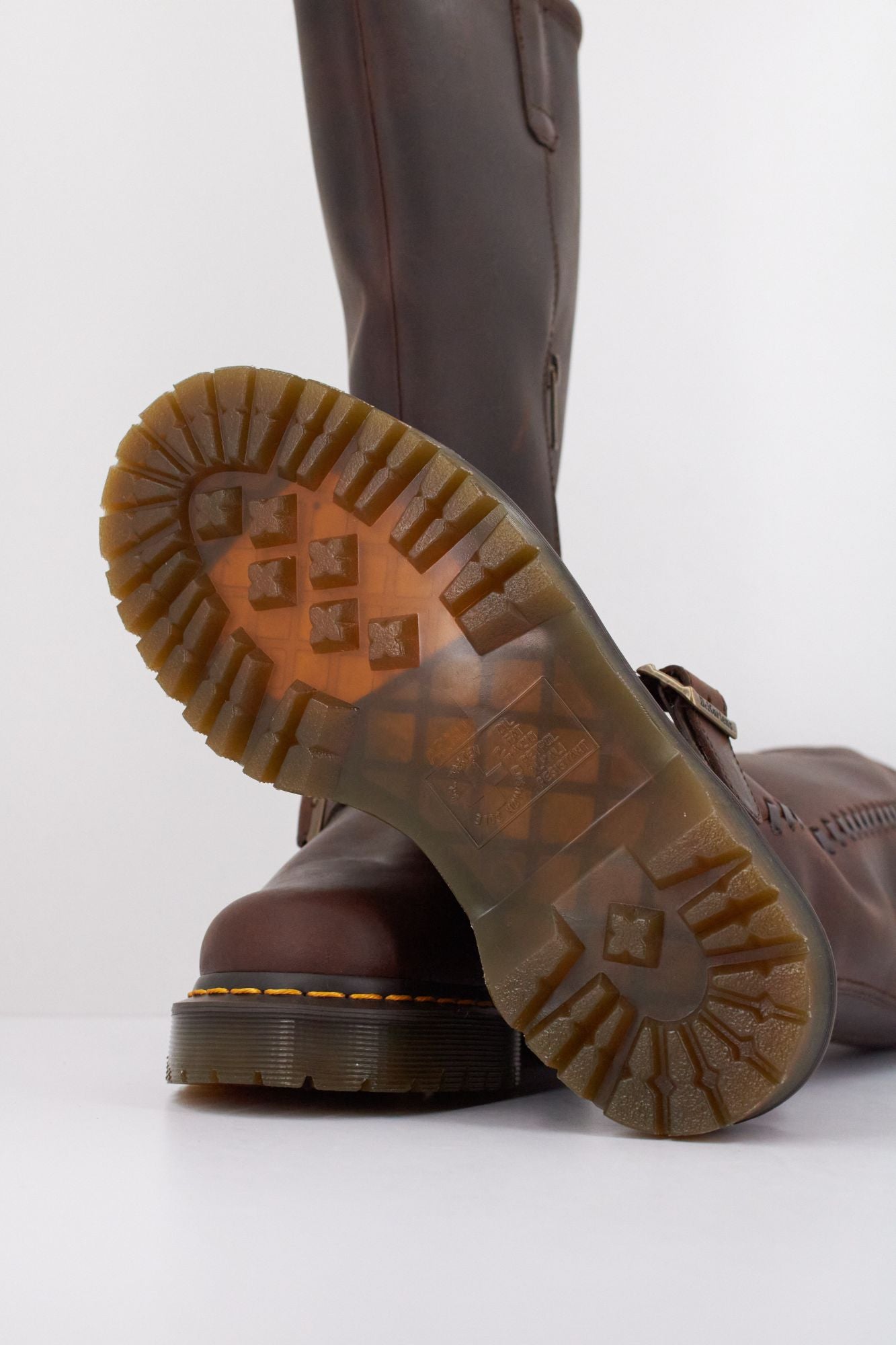 DR. MARTENS ANISTONE BKR en color MARRON (5)