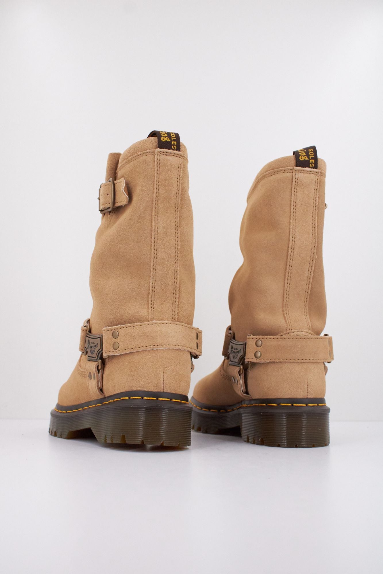 DR. MARTENS 1460 SMOOTH LEATHER BOOT en color BEIS (4)