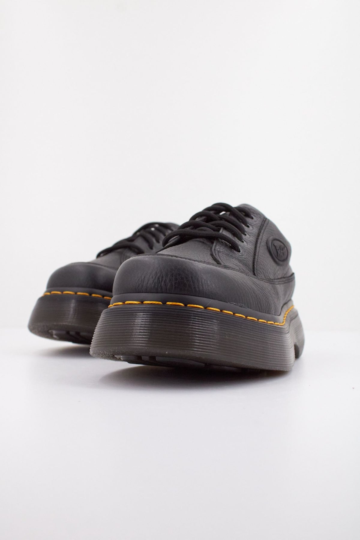 DR. MARTENS BUZZ 5I en color NEGRO (2)