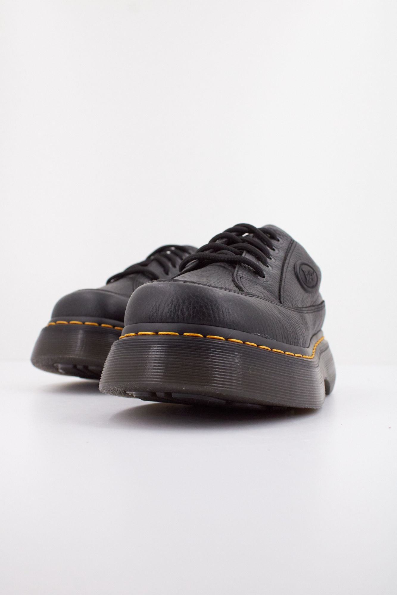 DR. MARTENS BUZZ 5I en color NEGRO (2)