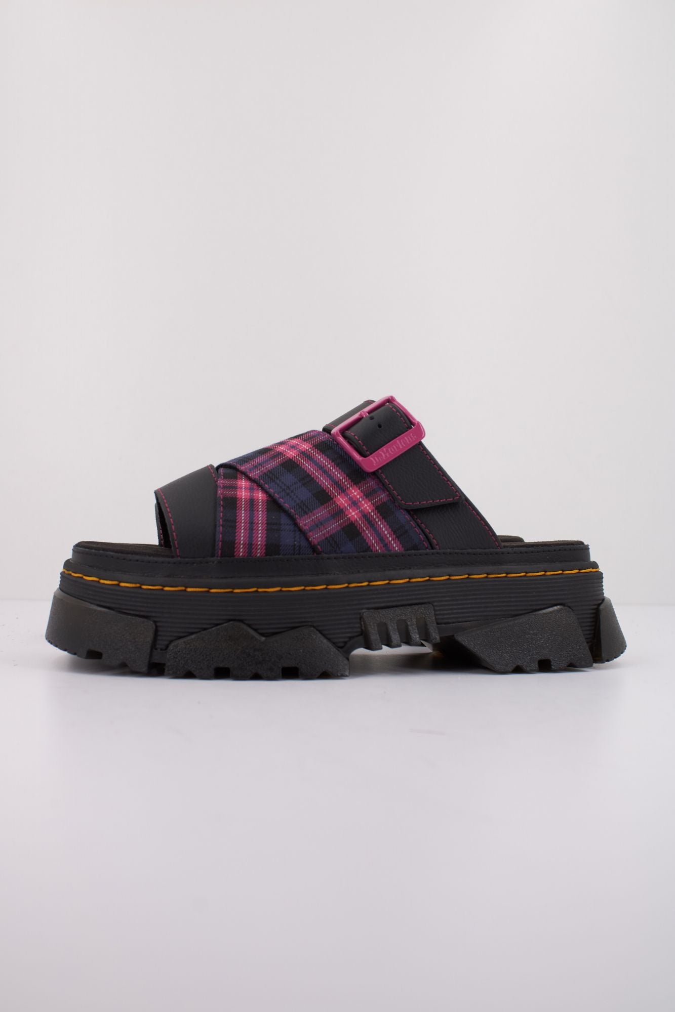 DR. MARTENS MATTISON SLIDE en color NEGRO (1)