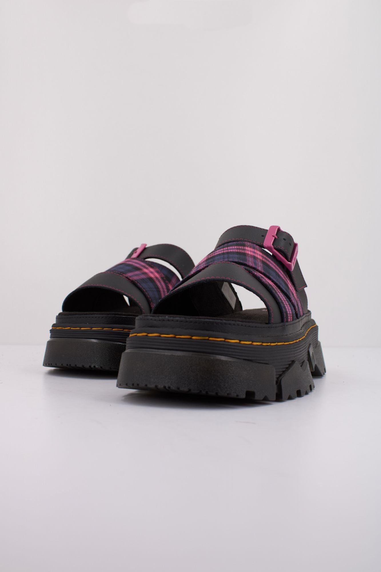 DR. MARTENS MATTISON SLIDE en color NEGRO (2)