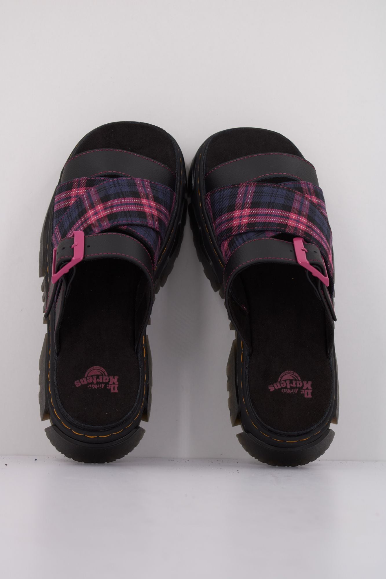 DR. MARTENS MATTISON SLIDE en color NEGRO (3)