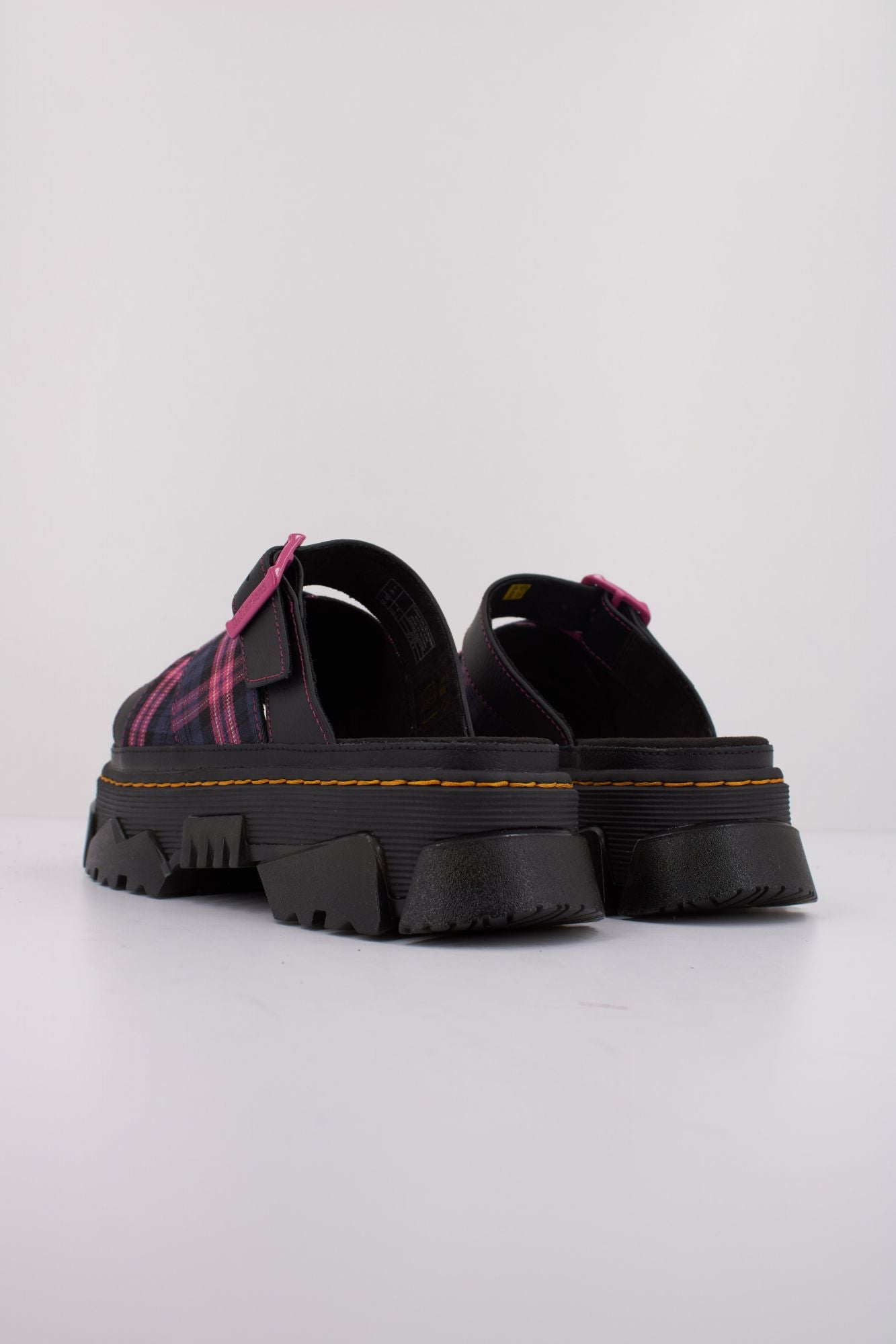 DR. MARTENS MATTISON SLIDE en color NEGRO (4)