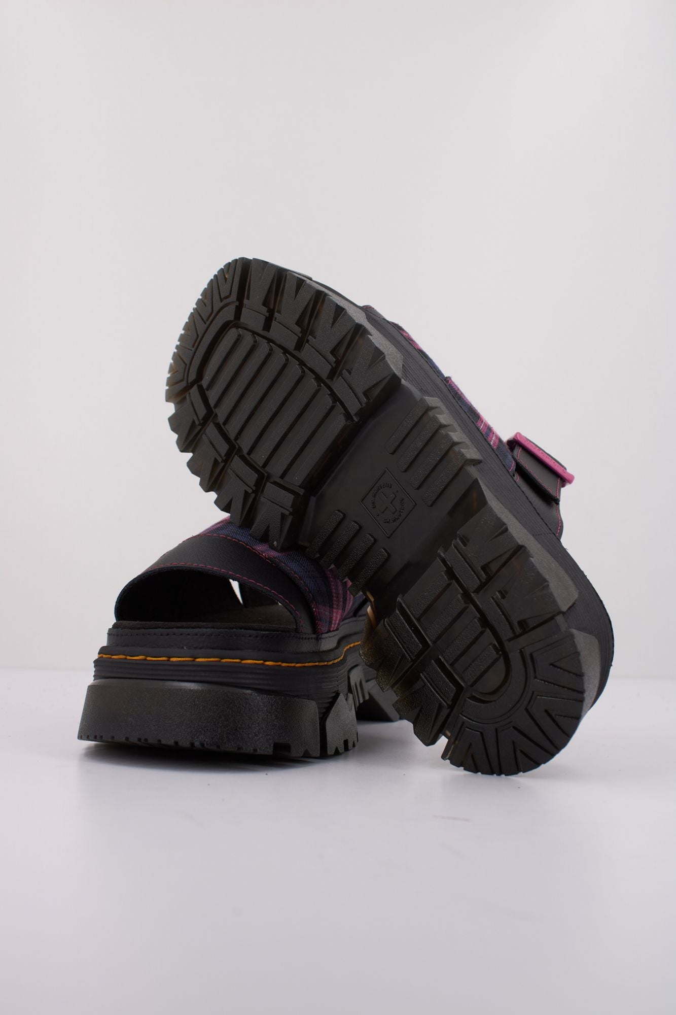 DR. MARTENS MATTISON SLIDE en color NEGRO (5)