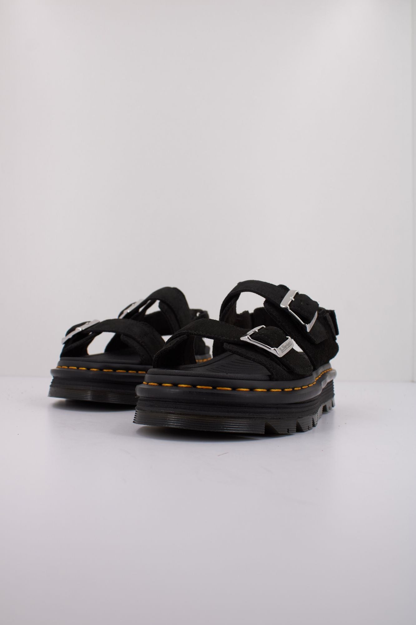 DR. MARTENS ZEBZAG SANDAL en color NEGRO (2)