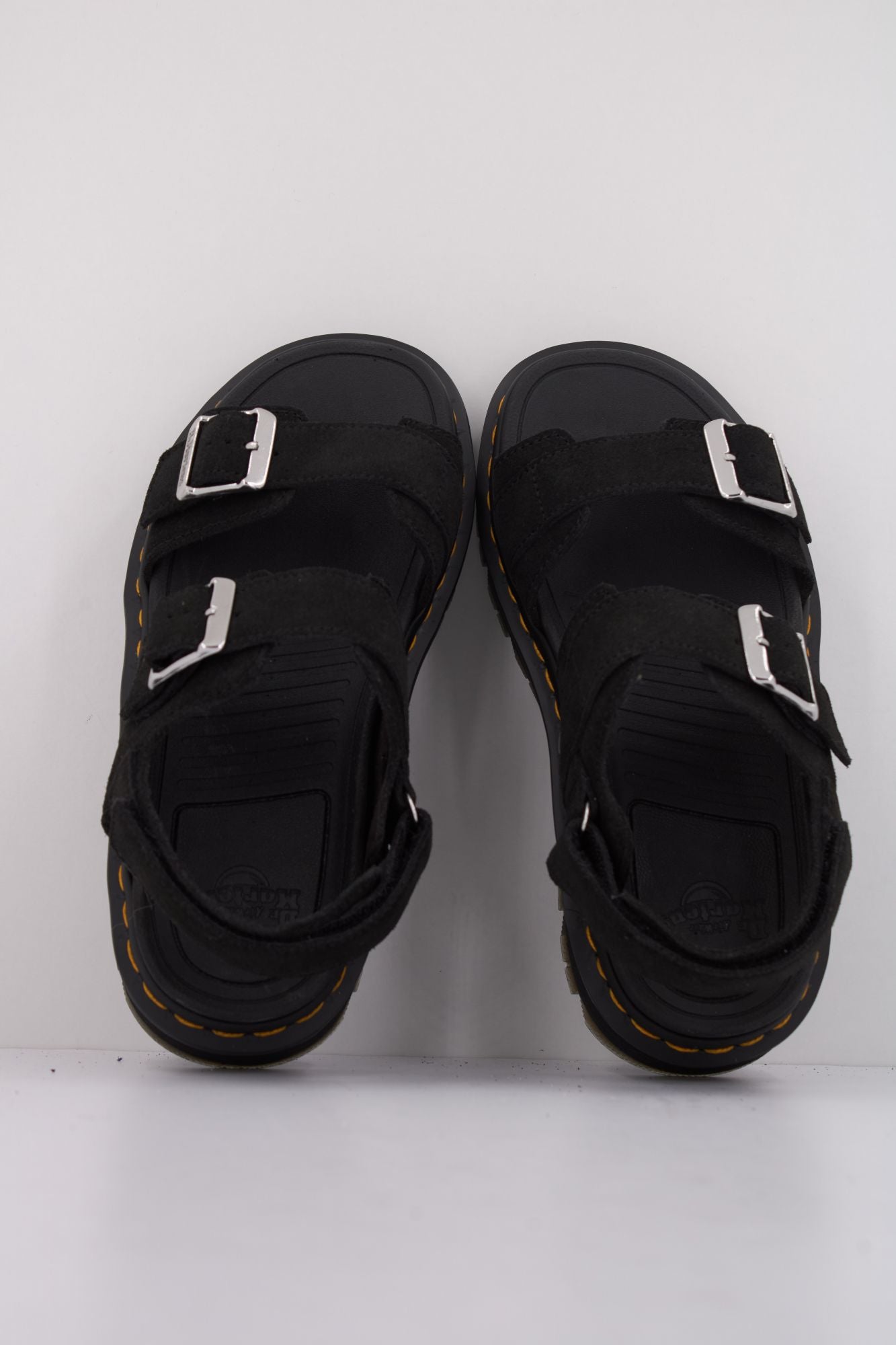 DR. MARTENS ZEBZAG SANDAL en color NEGRO (3)