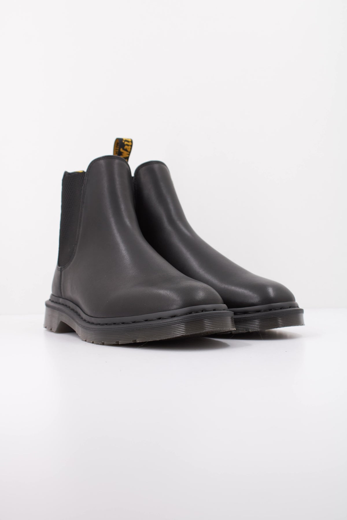 DR. MARTENS 41103001DM en color NEGRO (2)