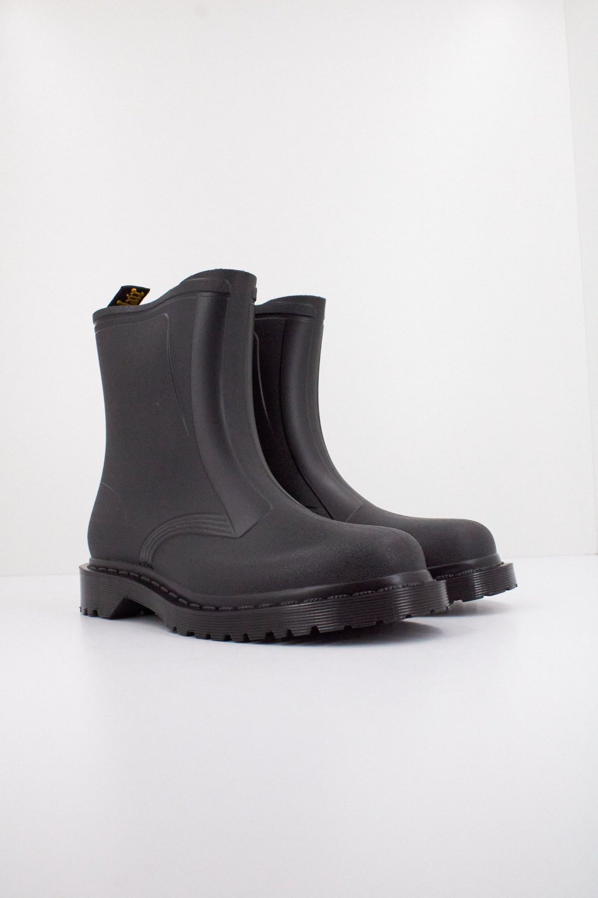 DR. MARTENS 1460 RAIN en color NEGRO (2)