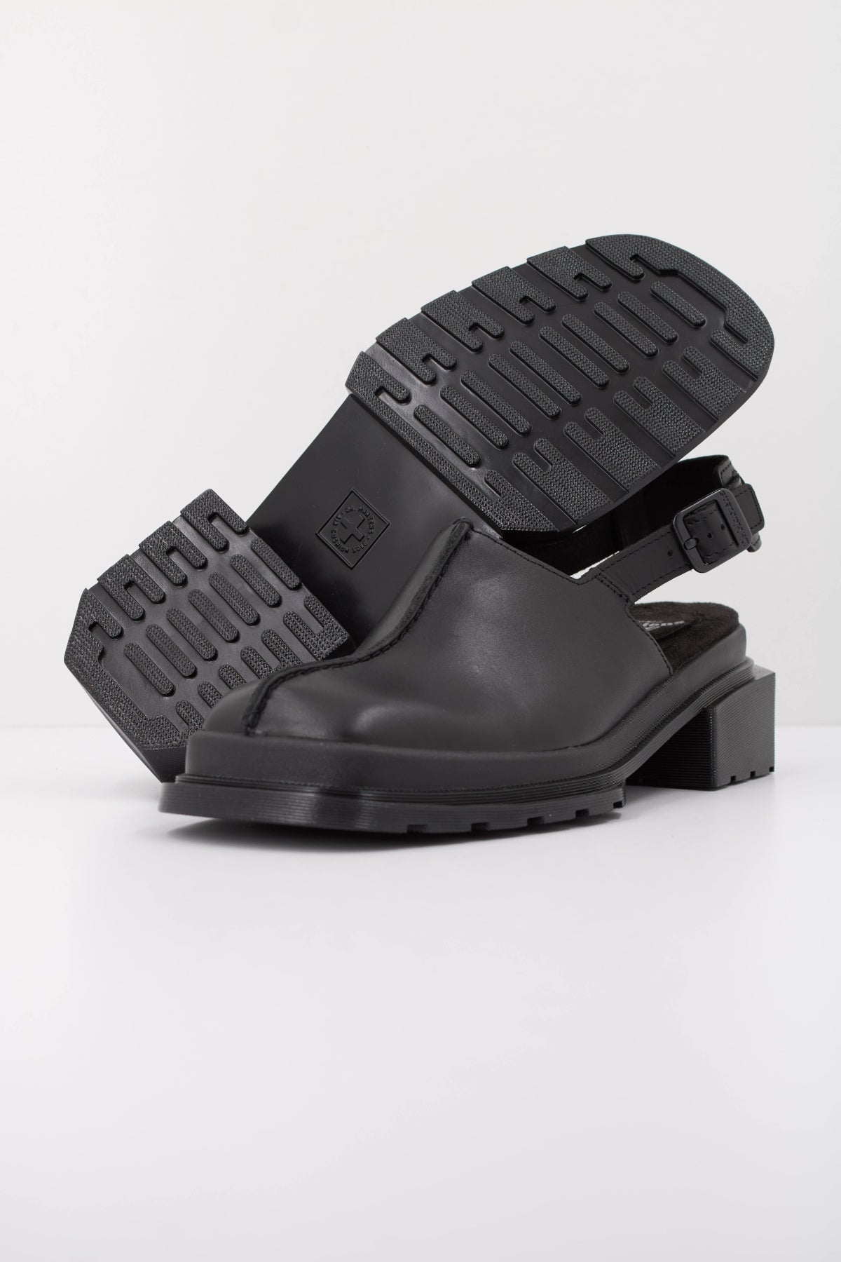 DR. MARTENS MAYBOLE MULE en color NEGRO (5)