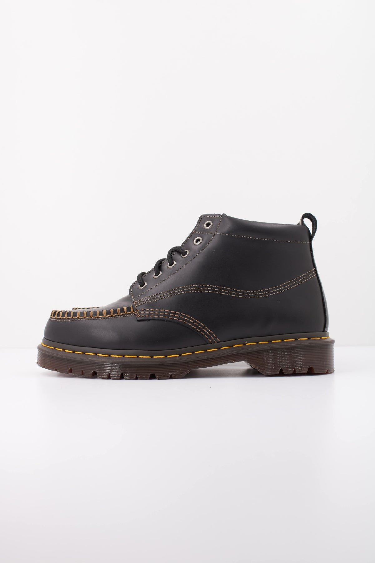 DR. MARTENS 42706001DM LOWELL CHUKKA en color NEGRO (1)