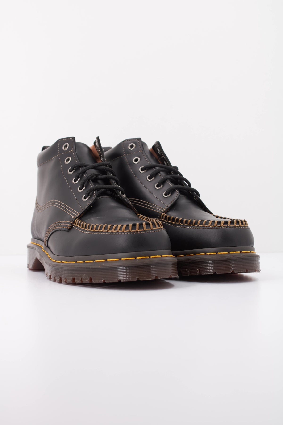 DR. MARTENS 42706001DM LOWELL CHUKKA en color NEGRO (2)