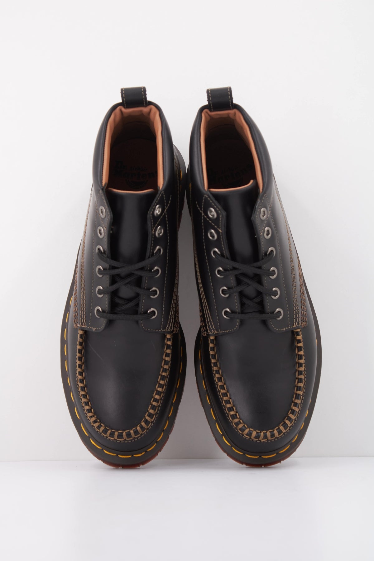 DR. MARTENS 42706001DM LOWELL CHUKKA en color NEGRO (3)
