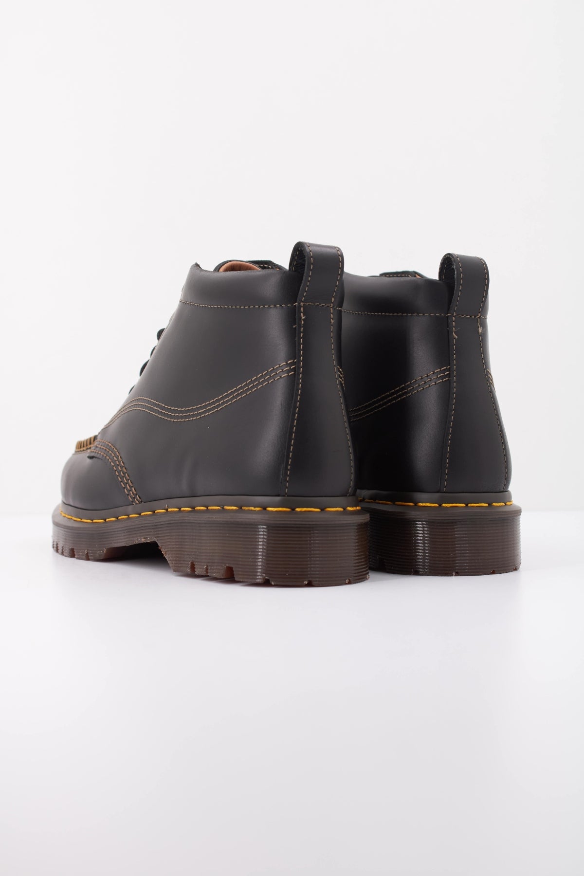 DR. MARTENS LOWELL CHUKKA en color NEGRO (4)