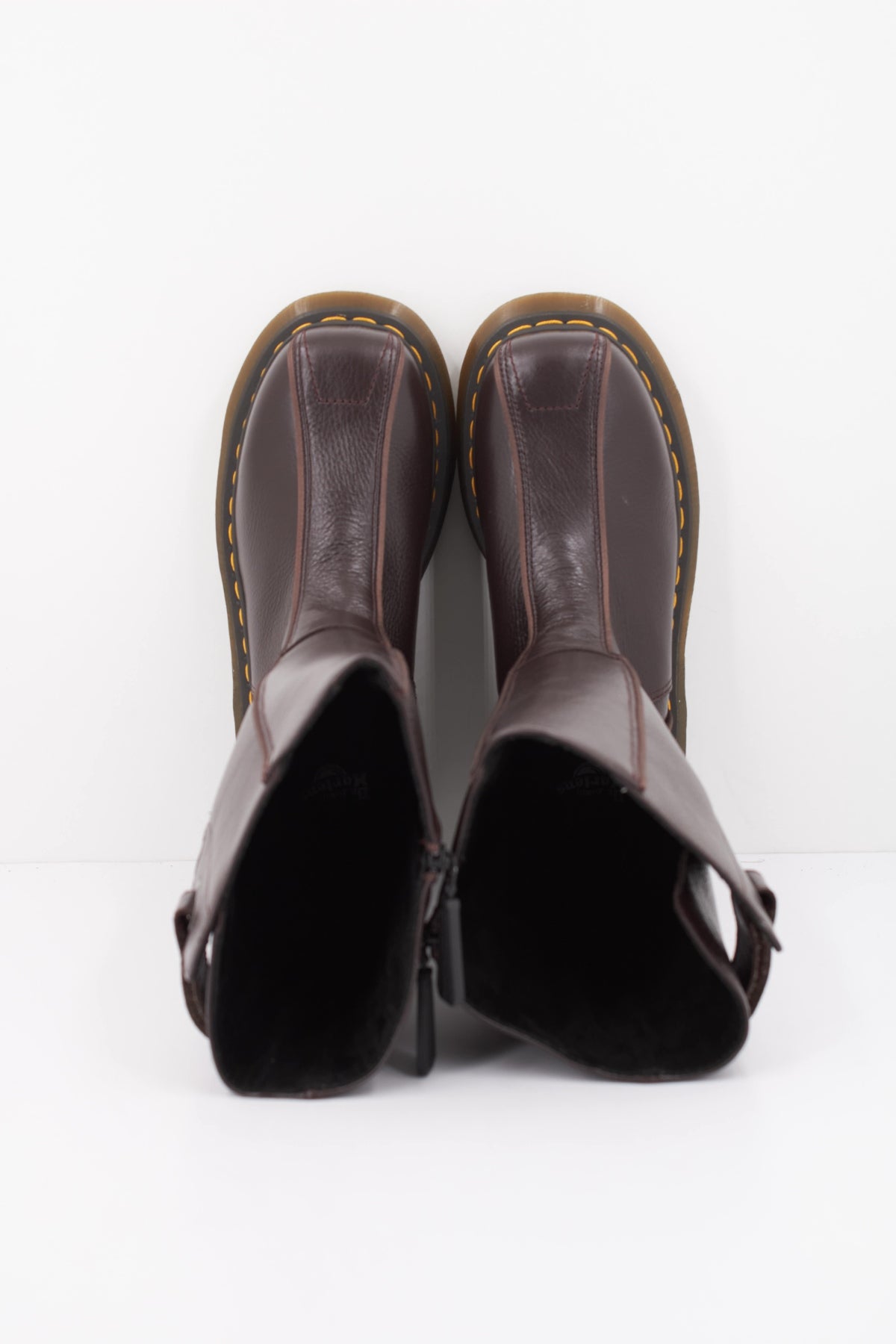 DR. MARTENS BUZZ HI en color MARRON (3)