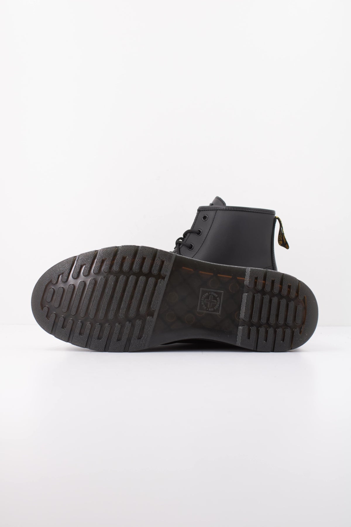DR. MARTENS BROOKLINE CHUKKA en color NEGRO (5)