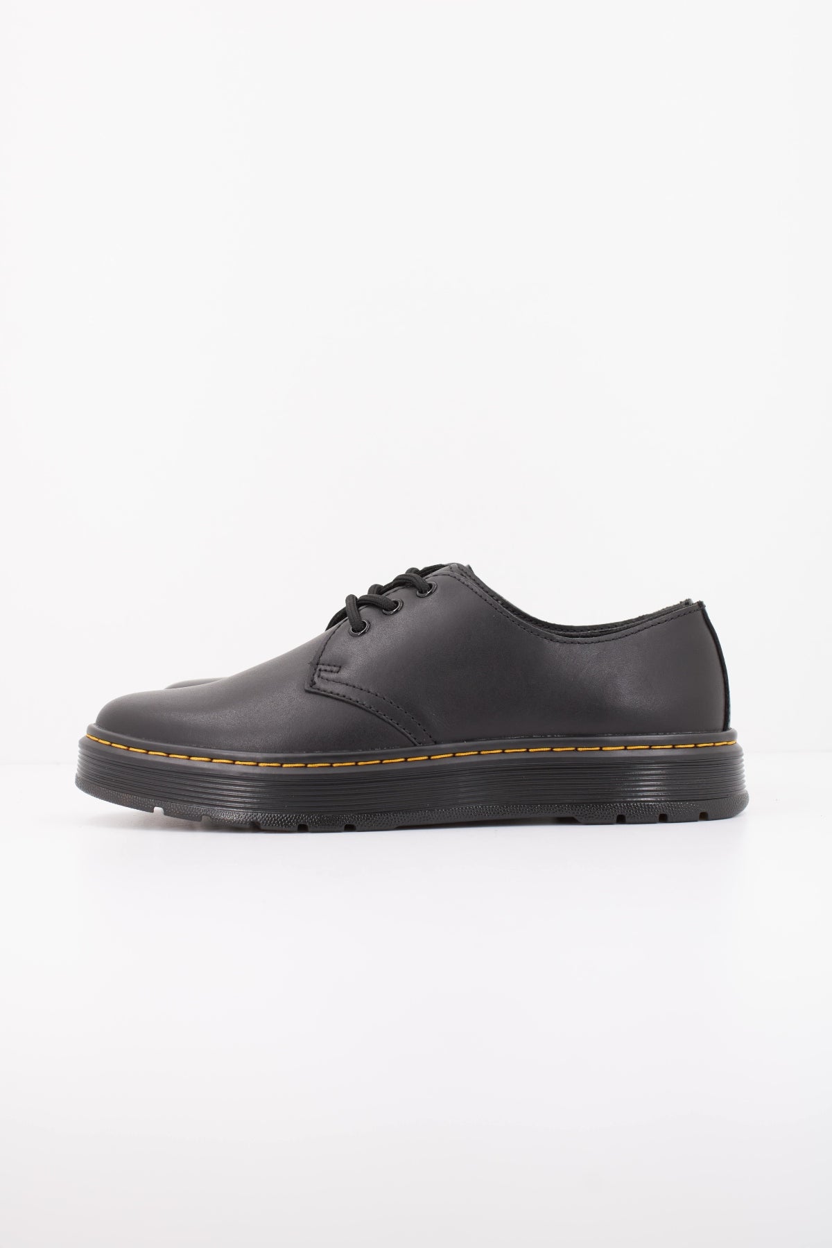 DR. MARTENS BROOKLINE LO 3 EYE SHOE en color NEGRO (1)