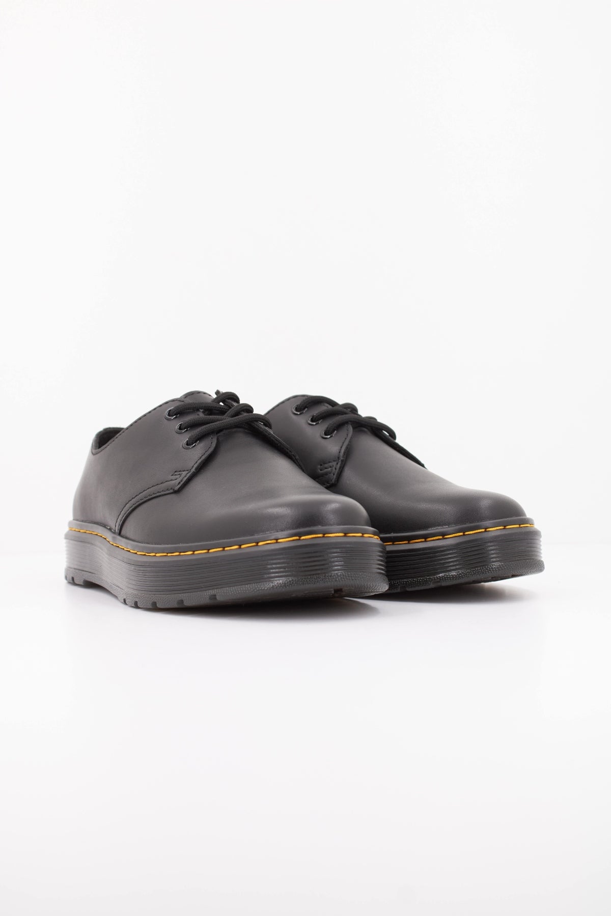 DR. MARTENS BROOKLINE LO 3 EYE SHOE en color NEGRO (2)
